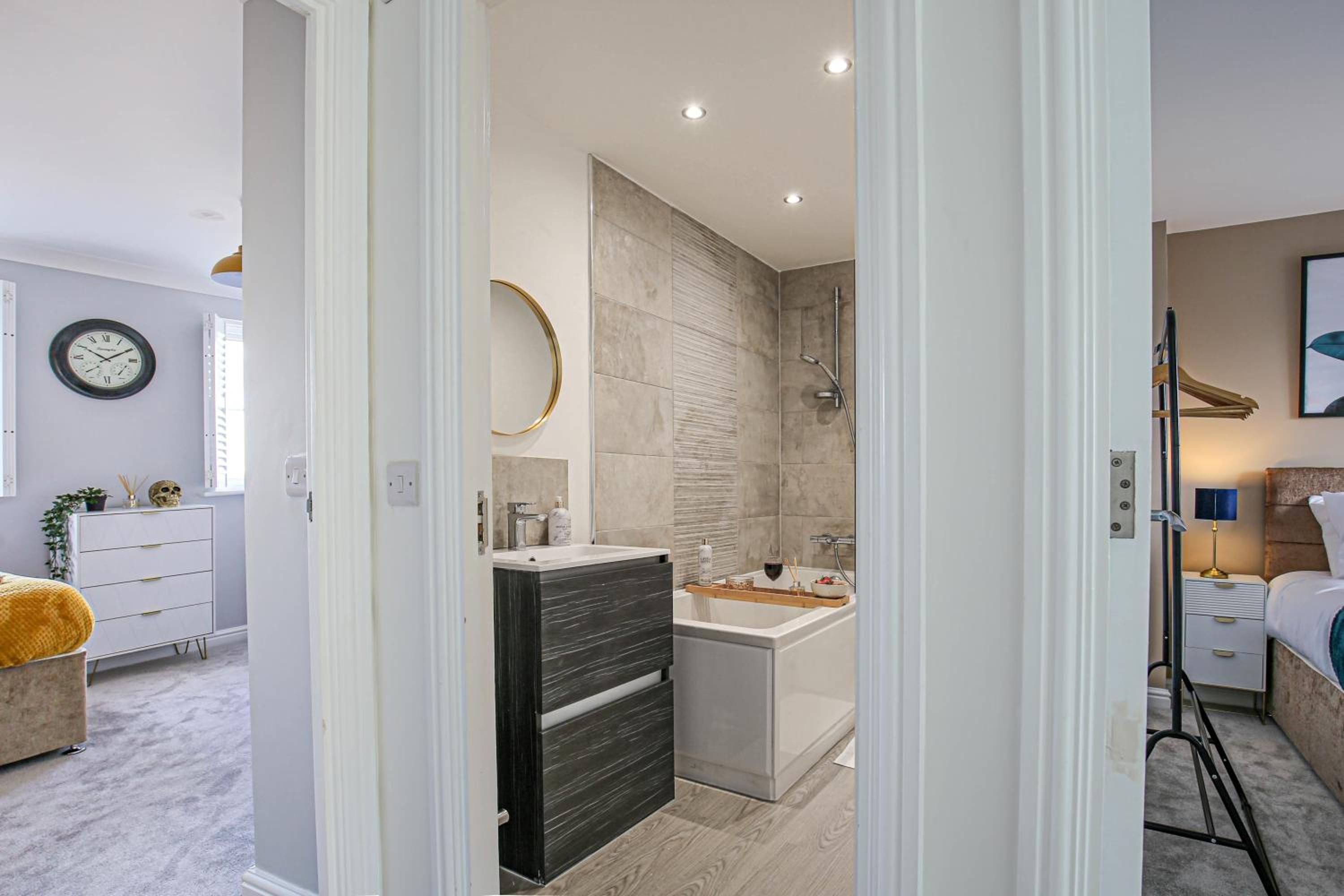 Luxury House - Sleeps 12 - Smart TVs, Fast Wifi, Garden and Free Parking by Yoko Property view 4