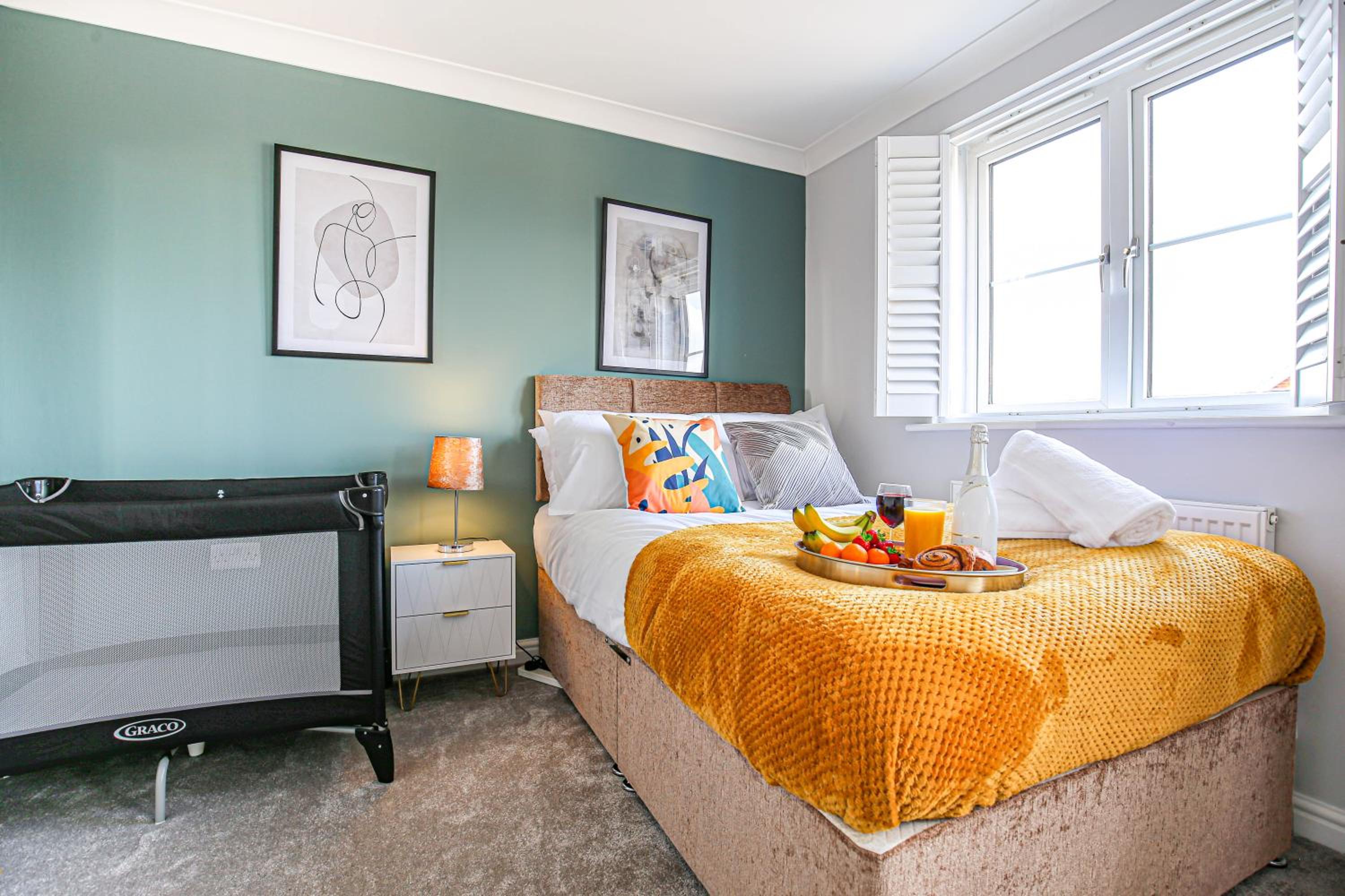 Luxury House - Sleeps 12 - Smart TVs, Fast Wifi, Garden and Free Parking by Yoko Property view 2
