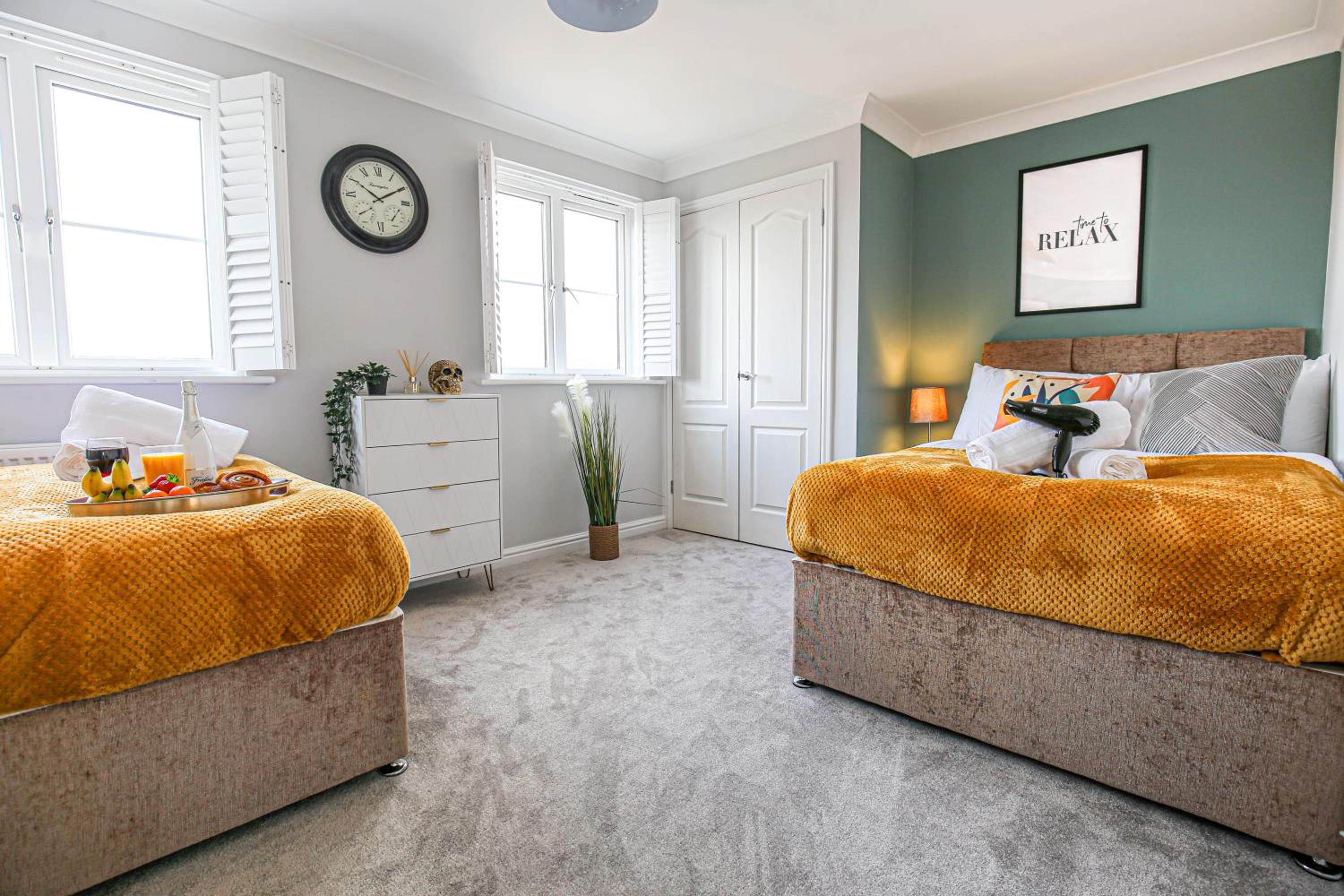 Luxury House - Sleeps 12 - Smart TVs, Fast Wifi, Garden and Free Parking by Yoko Property view 3
