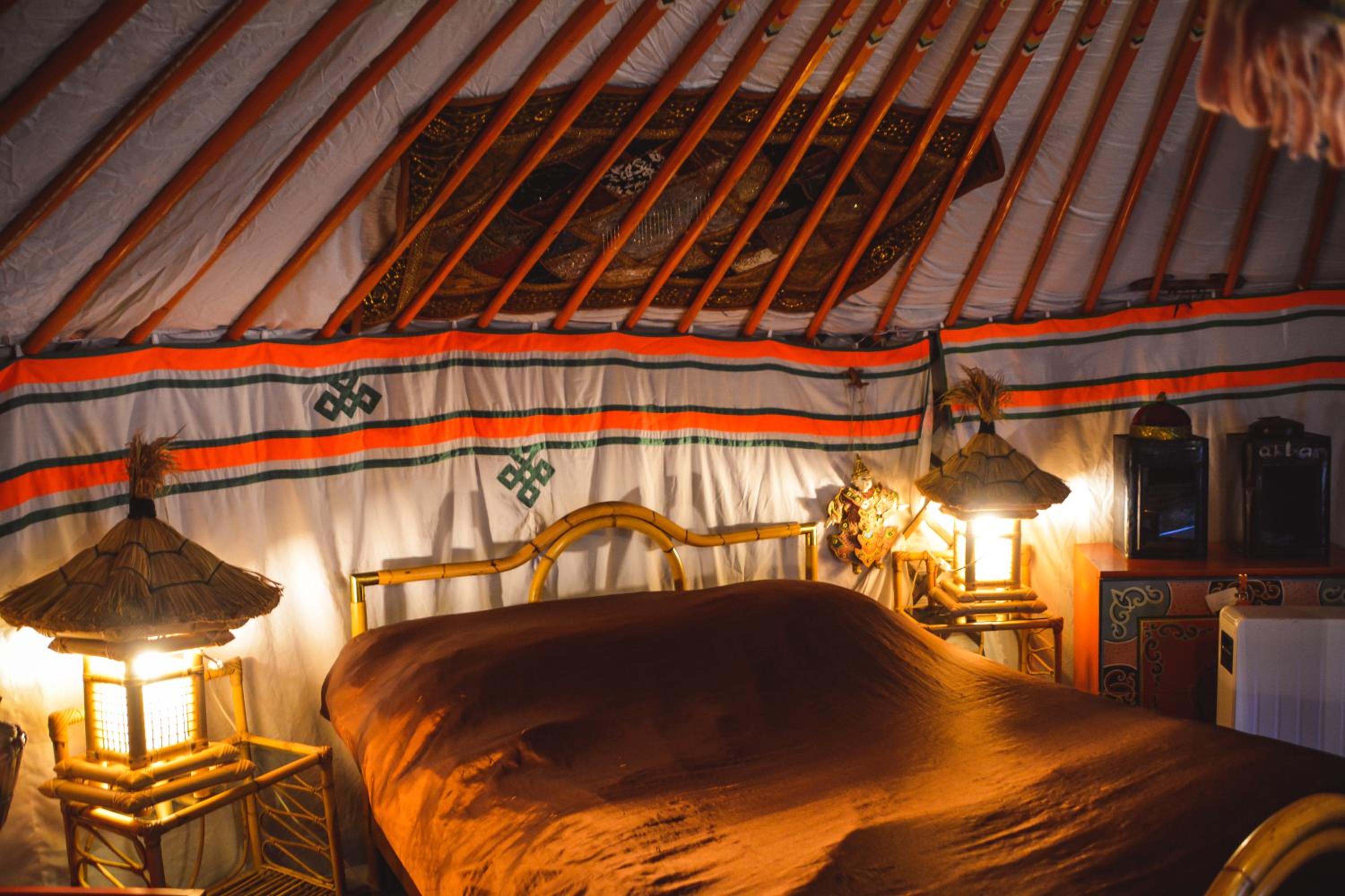 Hotel La yourte de Nîmes, spa , jacuzzi chalet logement insolite