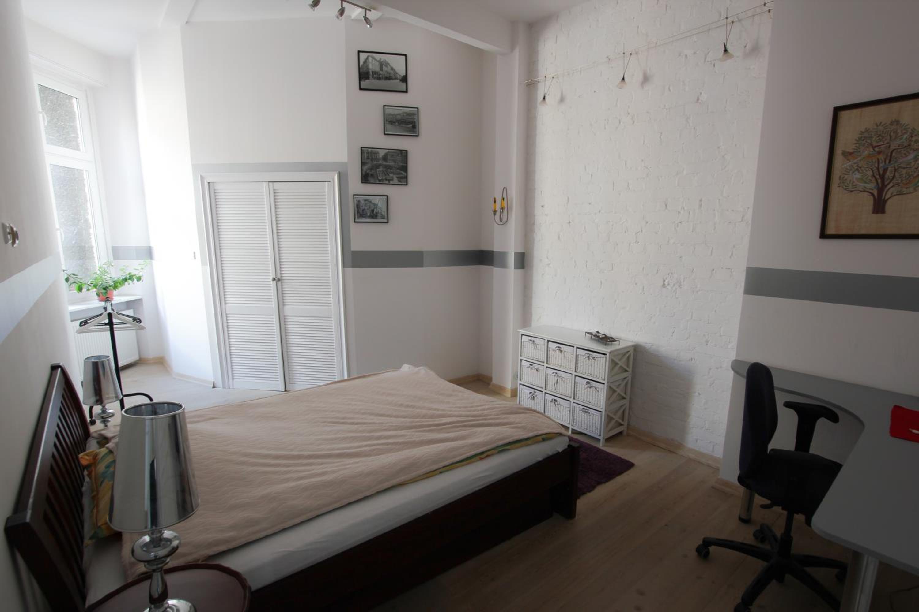 City center, sunny spacious luxury!