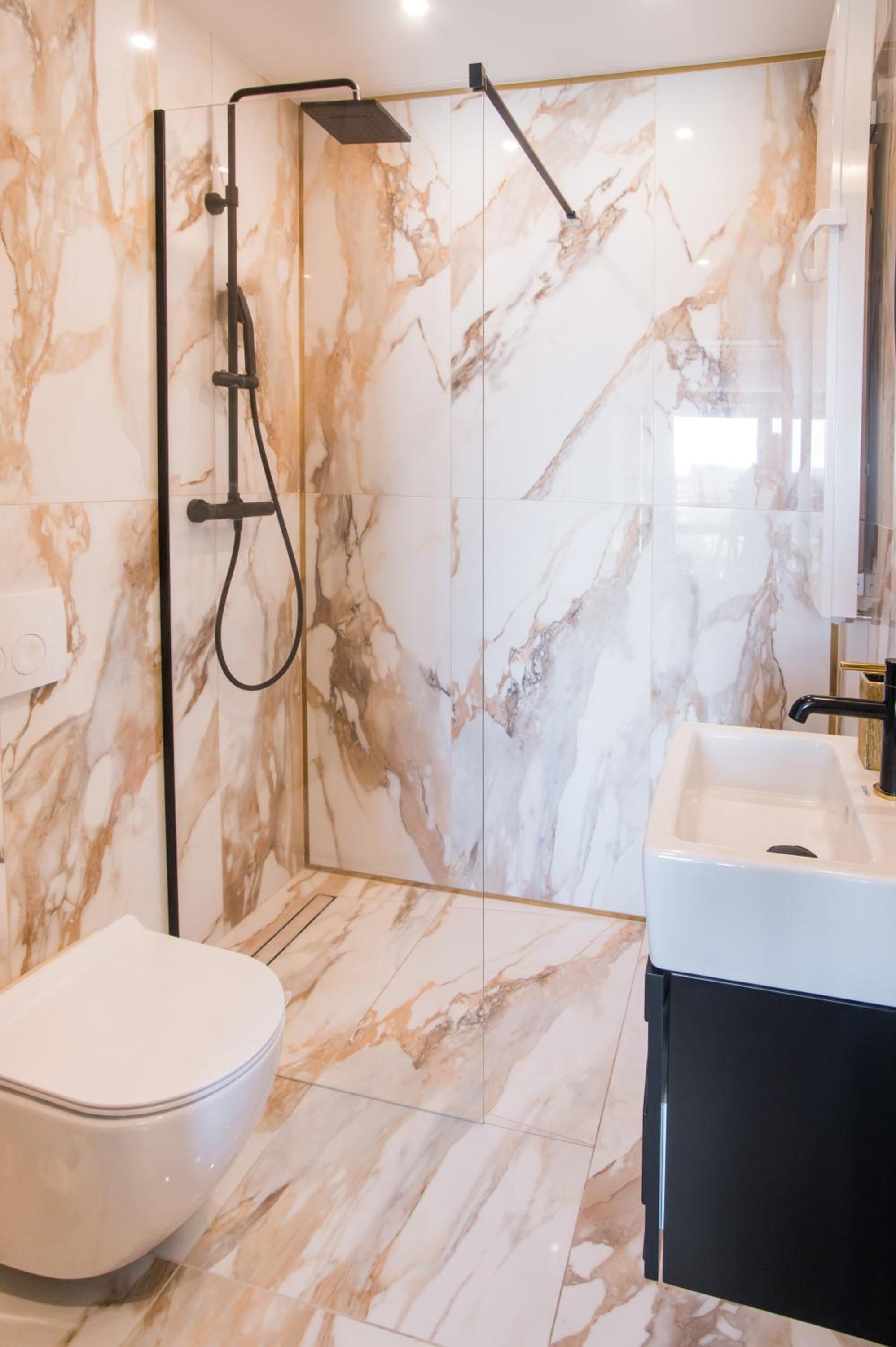 Luksusowy penthouse z jacuzzi i widokiem na morze