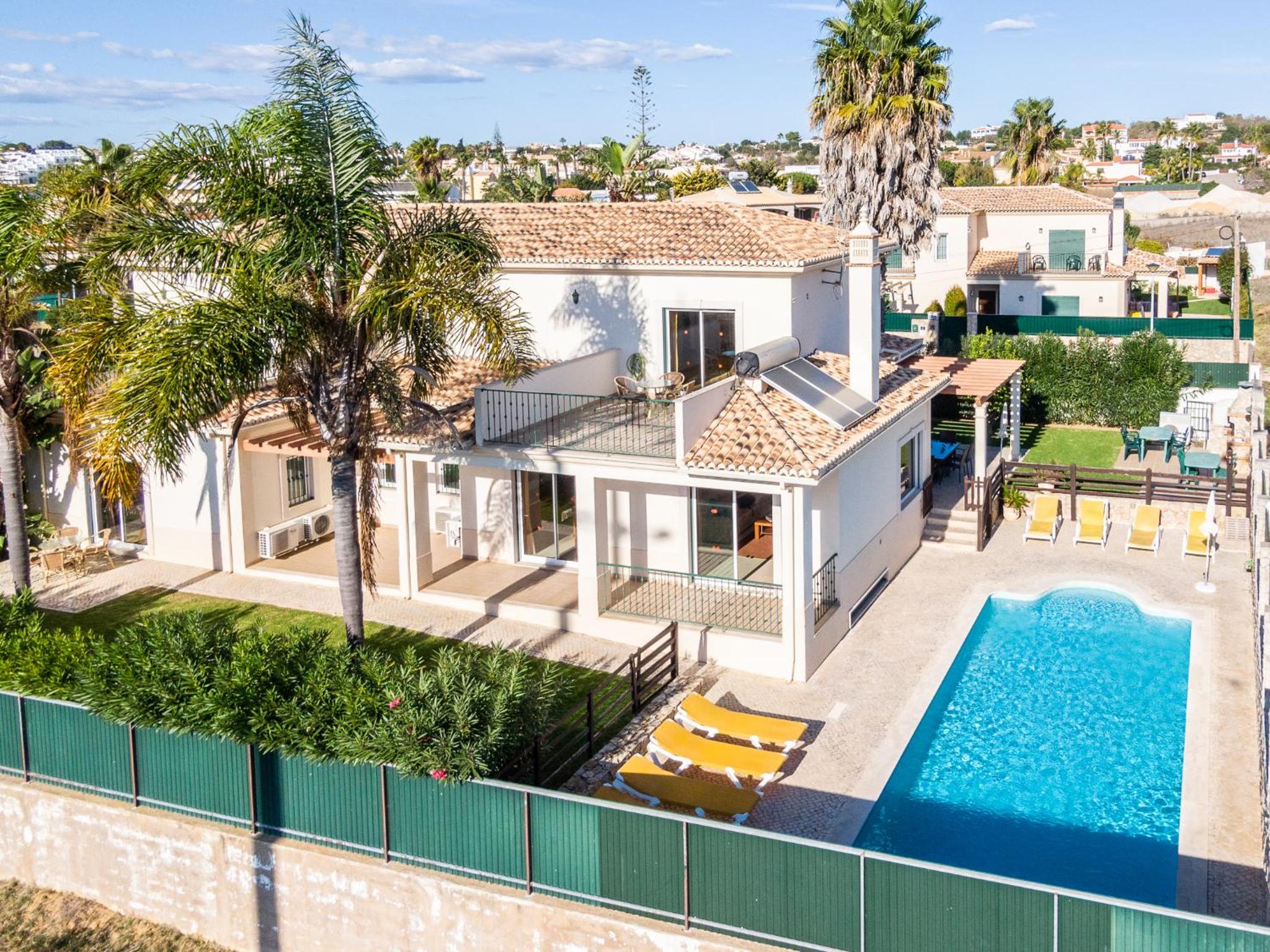 Villa Cordeiro - Heated Pool - Free wi-fi - Air Con