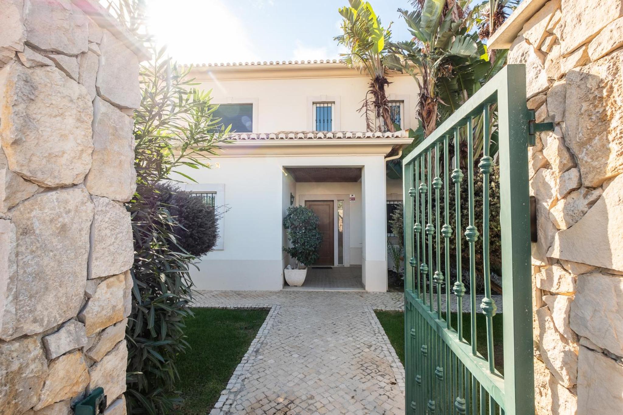 Villa Cordeiro - Heated Pool - Free wi-fi - Air Con