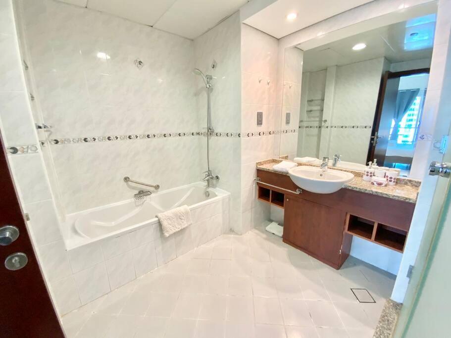 Elegant and spacious 1bed with 2 balconies in JLT - LAKV