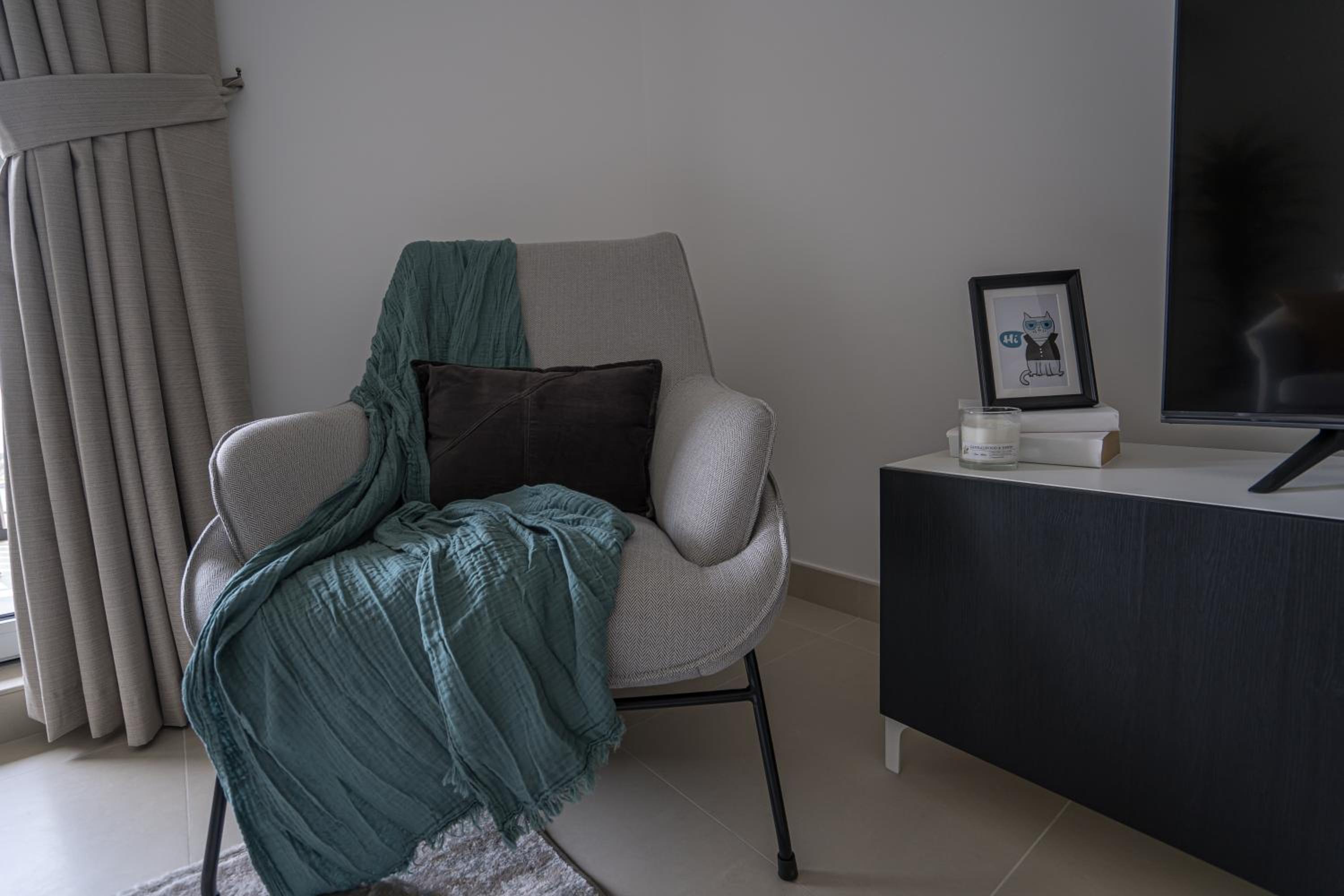 HiGuests - Artistic Apt with Balcony Overlooking Dubai Canal
