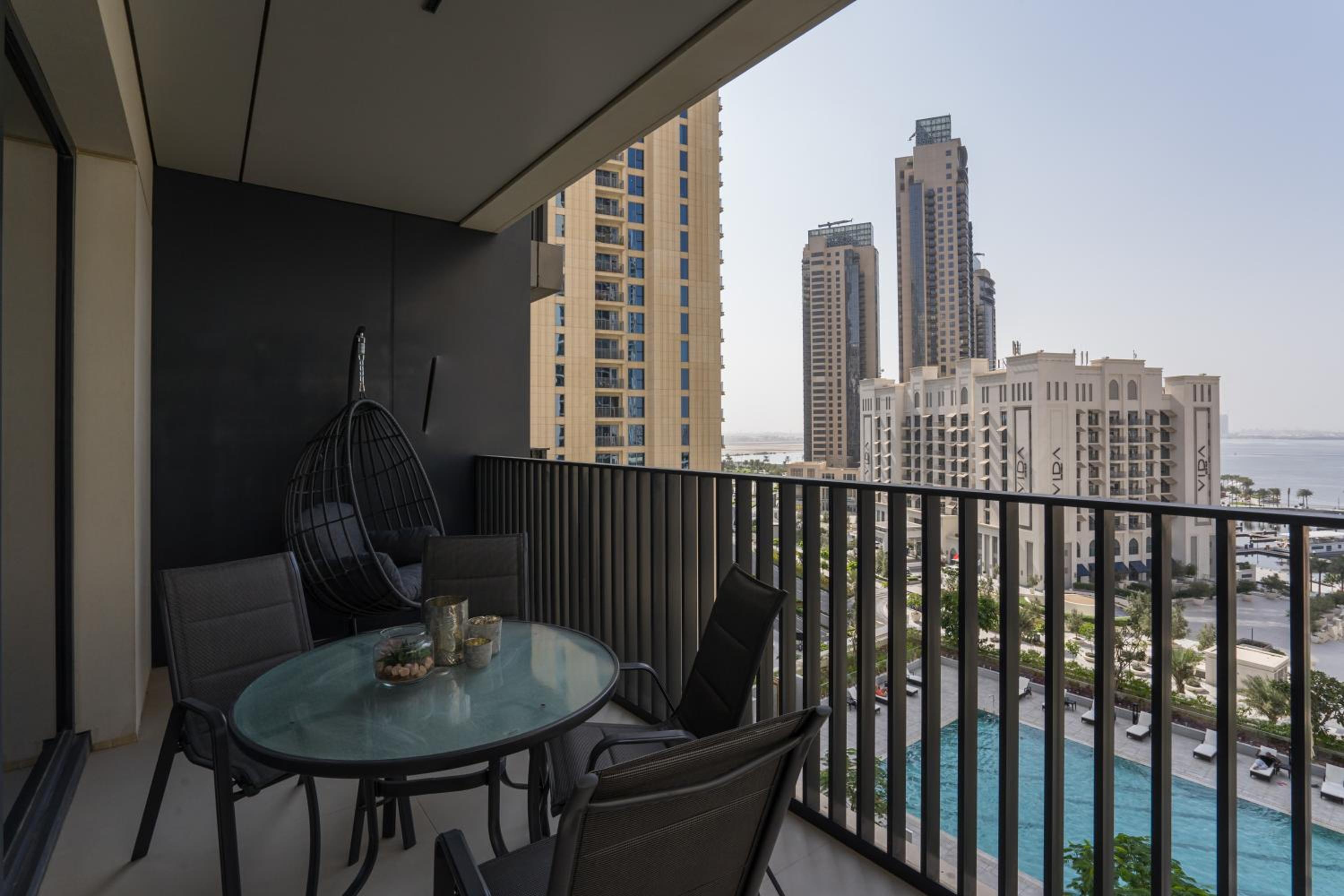 HiGuests - Artistic Apt with Balcony Overlooking Dubai Canal