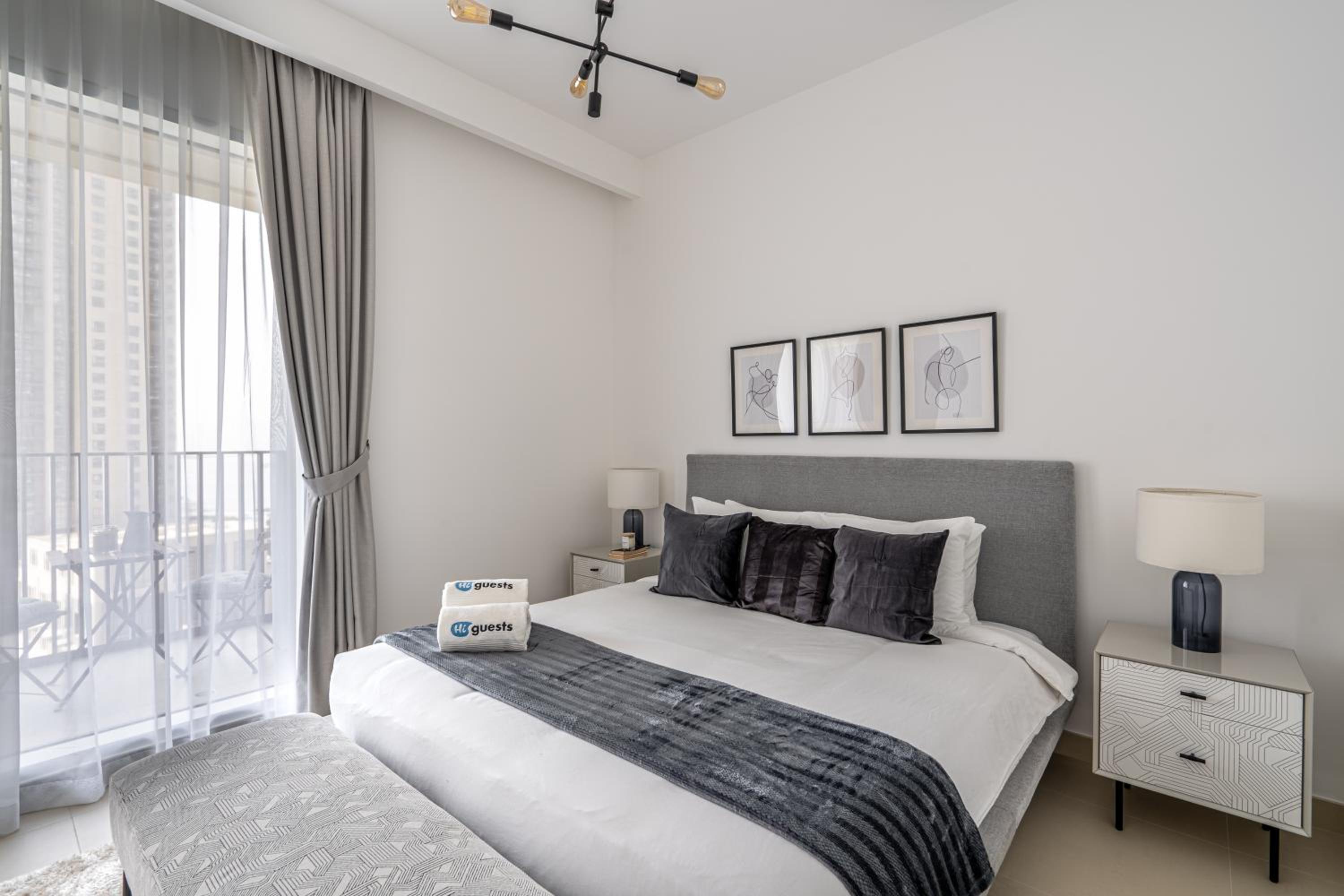 HiGuests - Artistic Apt with Balcony Overlooking Dubai Canal