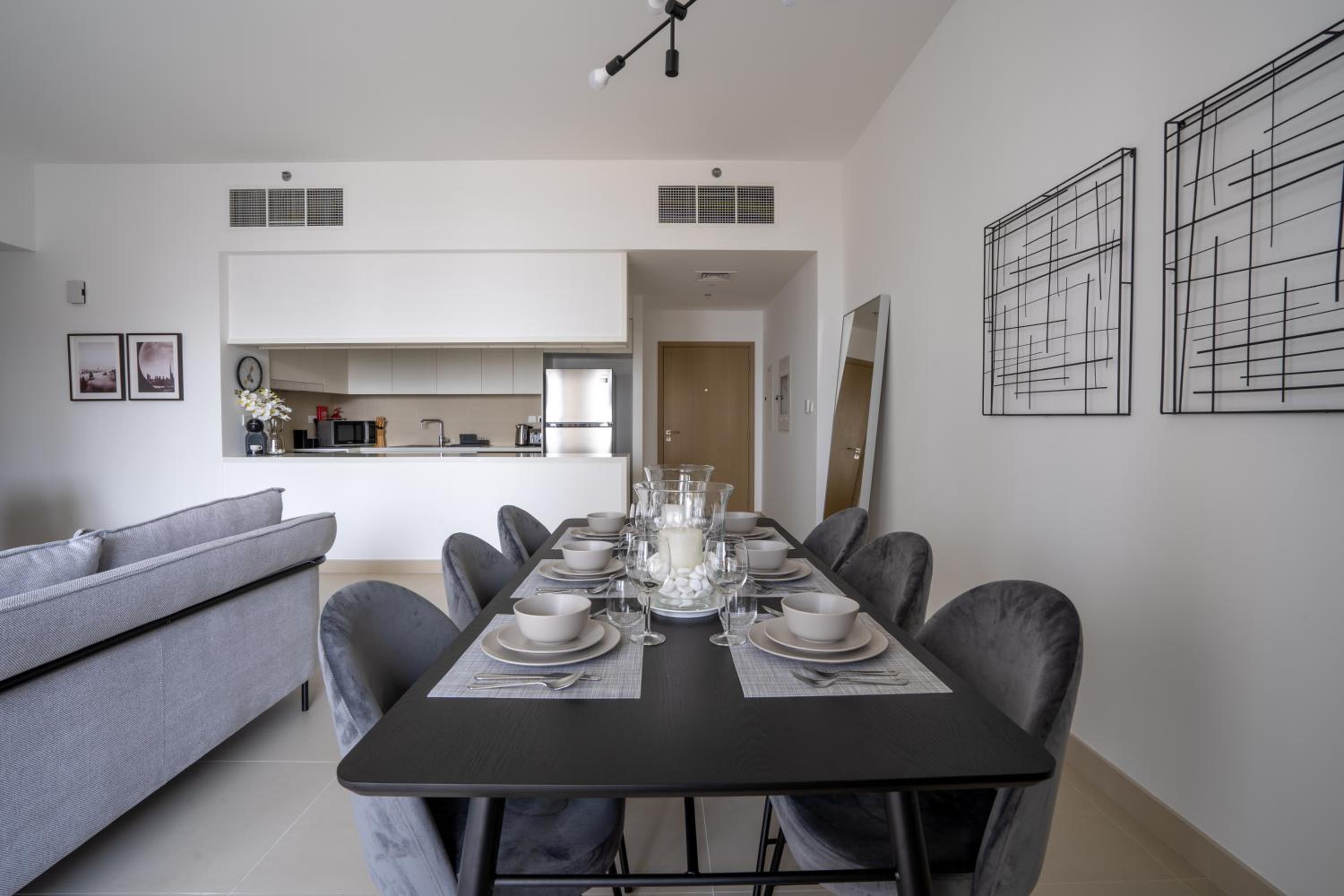 HiGuests - Artistic Apt with Balcony Overlooking Dubai Canal