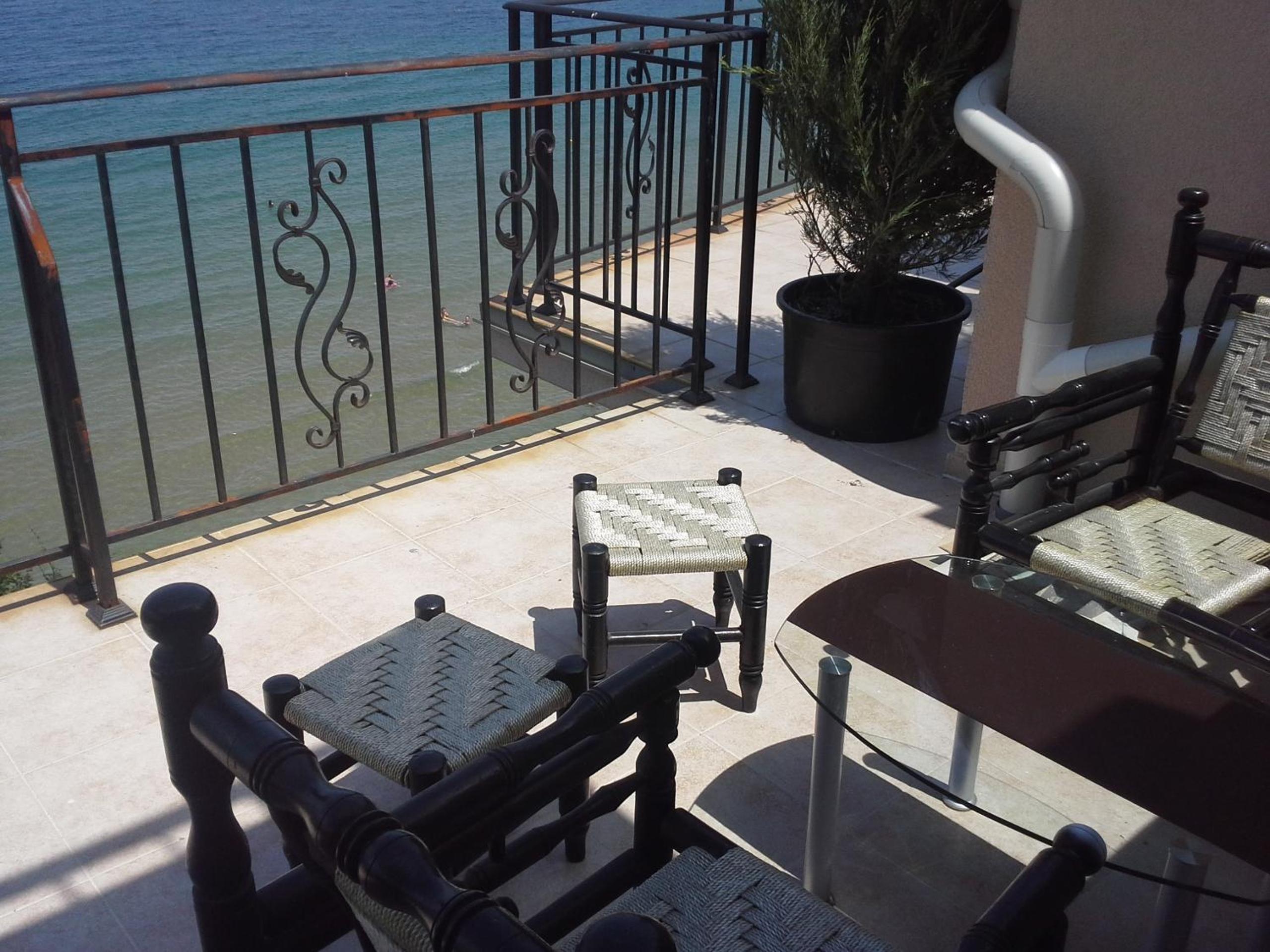 Akra Apartments