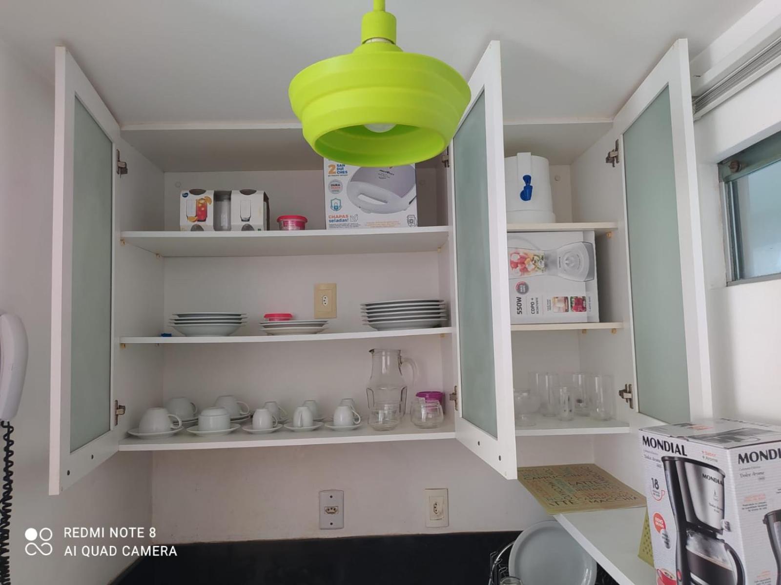 Confortável apartamento de 2 quartos para 5 pessoas, totalmente mobiliado, com excelente wifi e tv a cabo, localizado a apenas uma quadra do calçadão da Pr