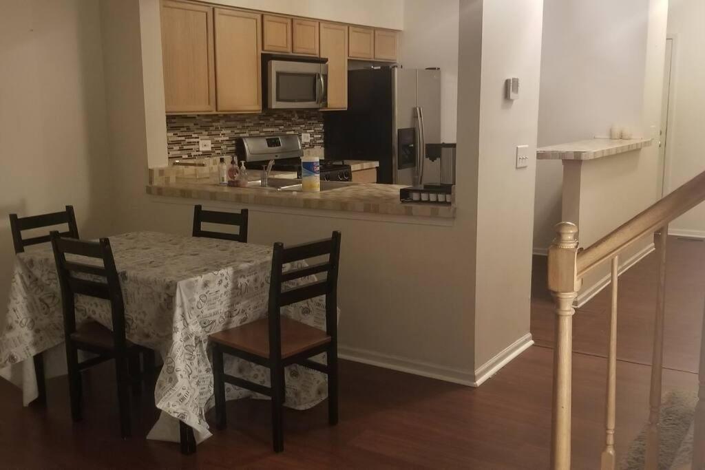 Waukegan Vacations - Family Home - 2 bedroom, kitchen, 1.5 bath - Property Image 6