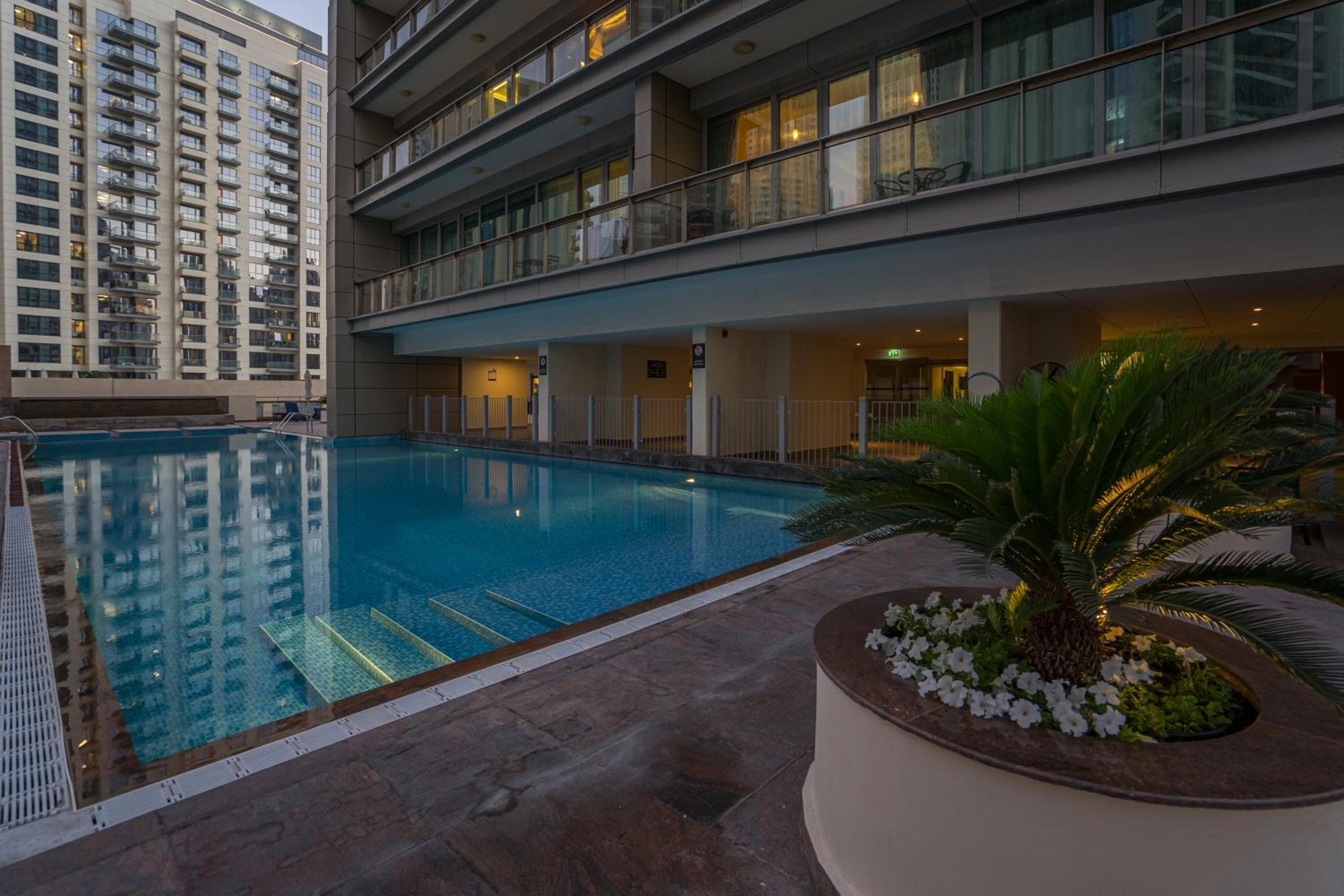 HiGuests - Royal 2BR Apt With Balcony Near Burj Khalifa