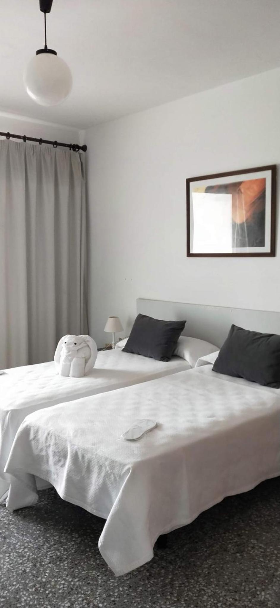 Hotel Hostal S'Algaret - Image 1