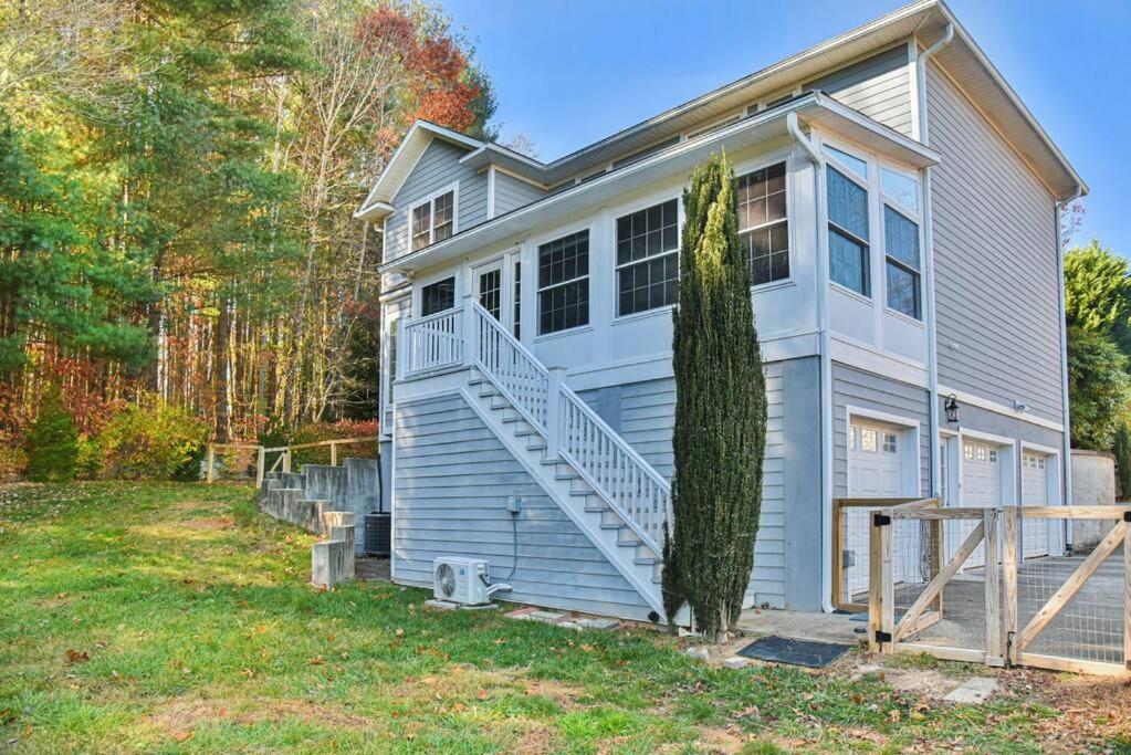 Gorgeous home with hot tub just 7 miles to downtown Asheville!
