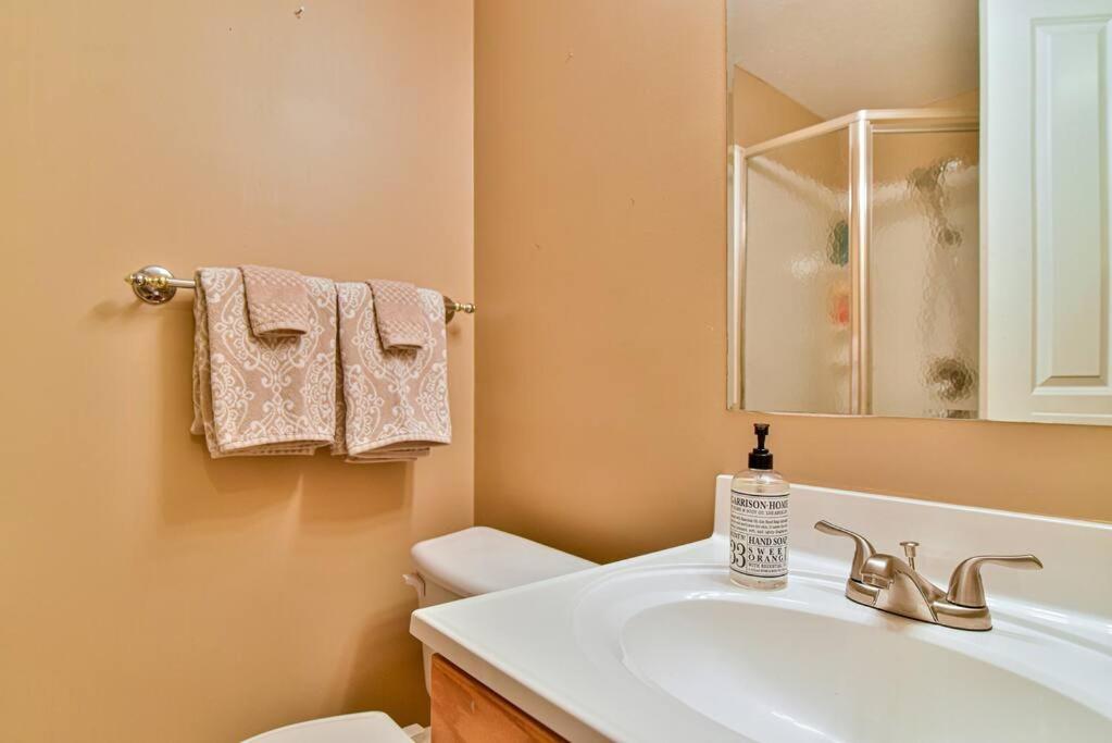 Gorgeous home with hot tub just 7 miles to downtown Asheville!