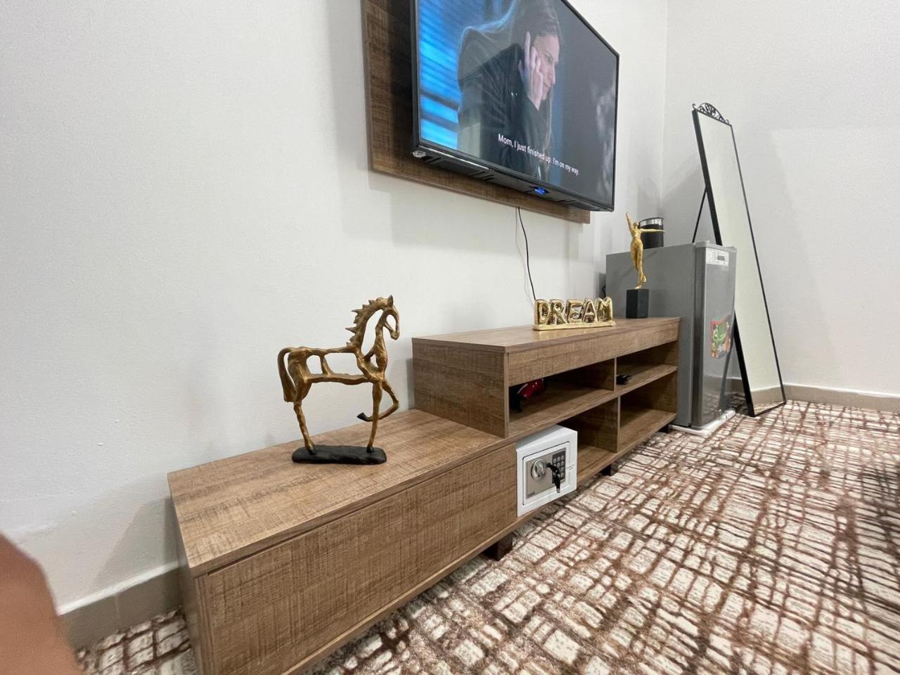 Dubai Vacations - Private gorgeous Room with Marina view with Shared Kitchen - Property Image 23