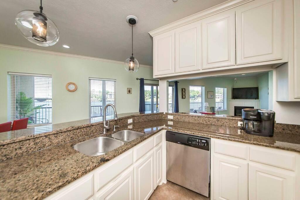 Beautiful Lakefront Condo 2 En Suite BRs