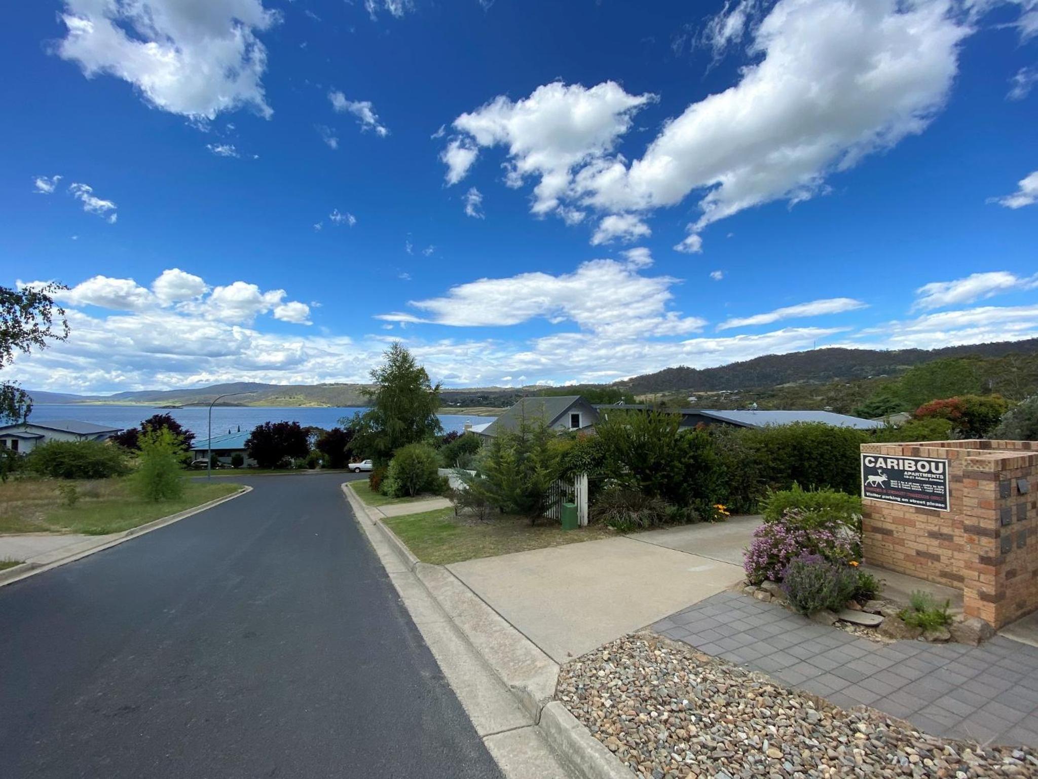 Caribou 3 Views over Lake Jindabyne with Wifi