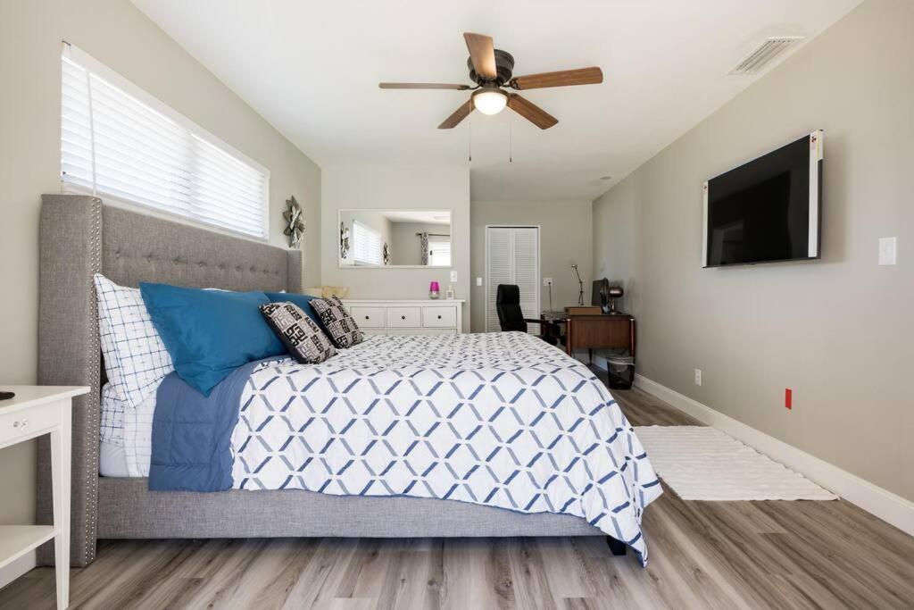 Elegant Heated Pool Home 12 minutes to the beaches of Anna Maria Island and IMG Academy view 2