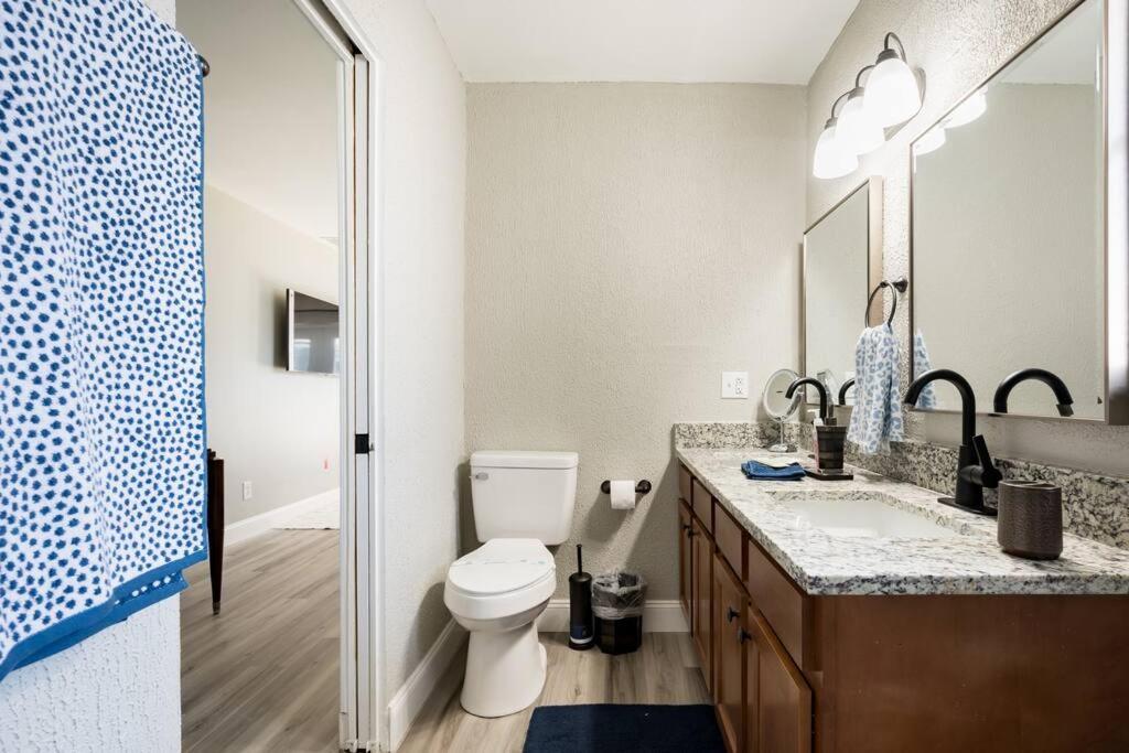 Elegant Heated Pool Home 12 minutes to the beaches of Anna Maria Island and IMG Academy