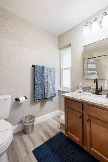 Elegant Heated Pool Home 12 minutes to the beaches of Anna Maria Island and IMG Academy