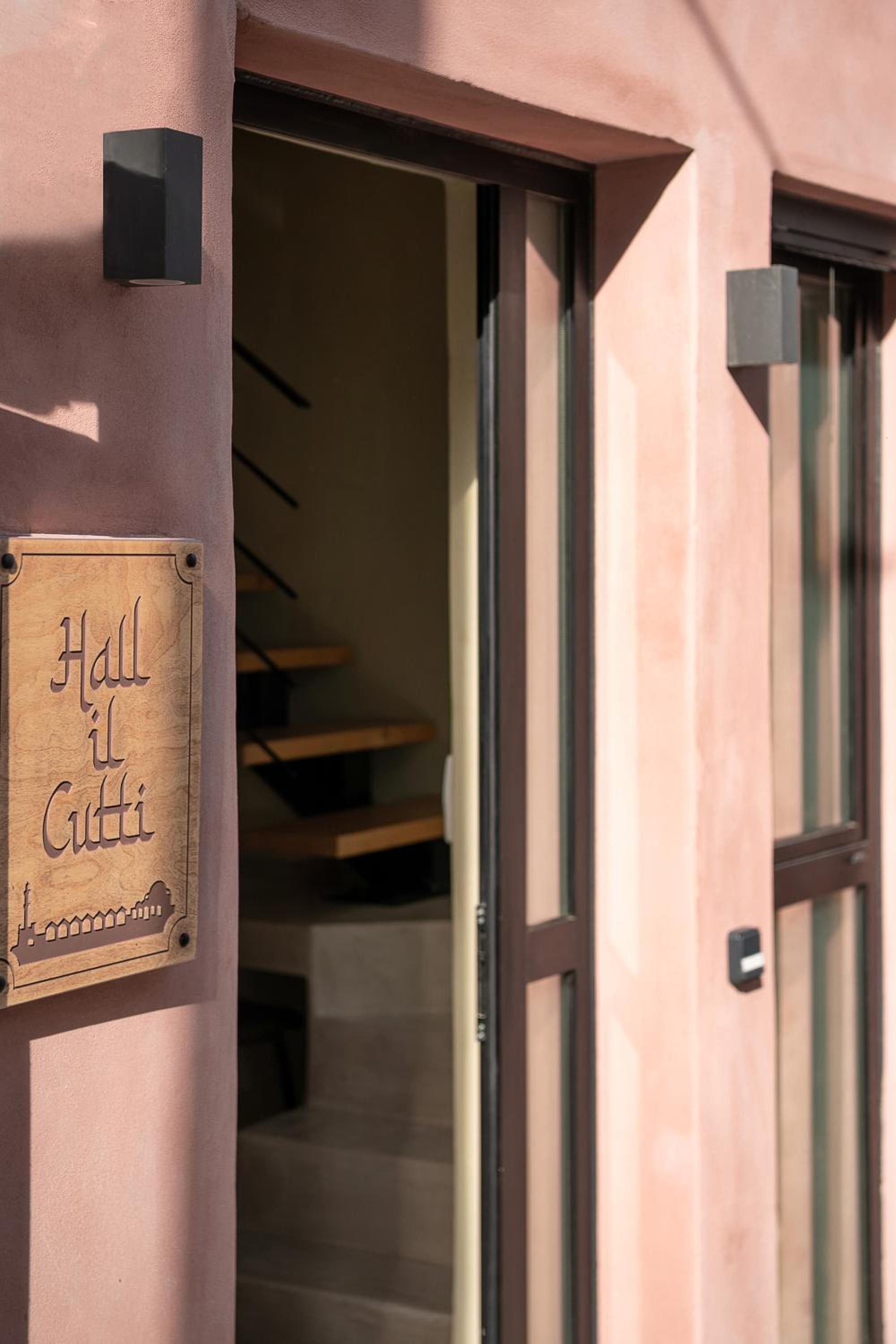 Hall il Cutti view 2