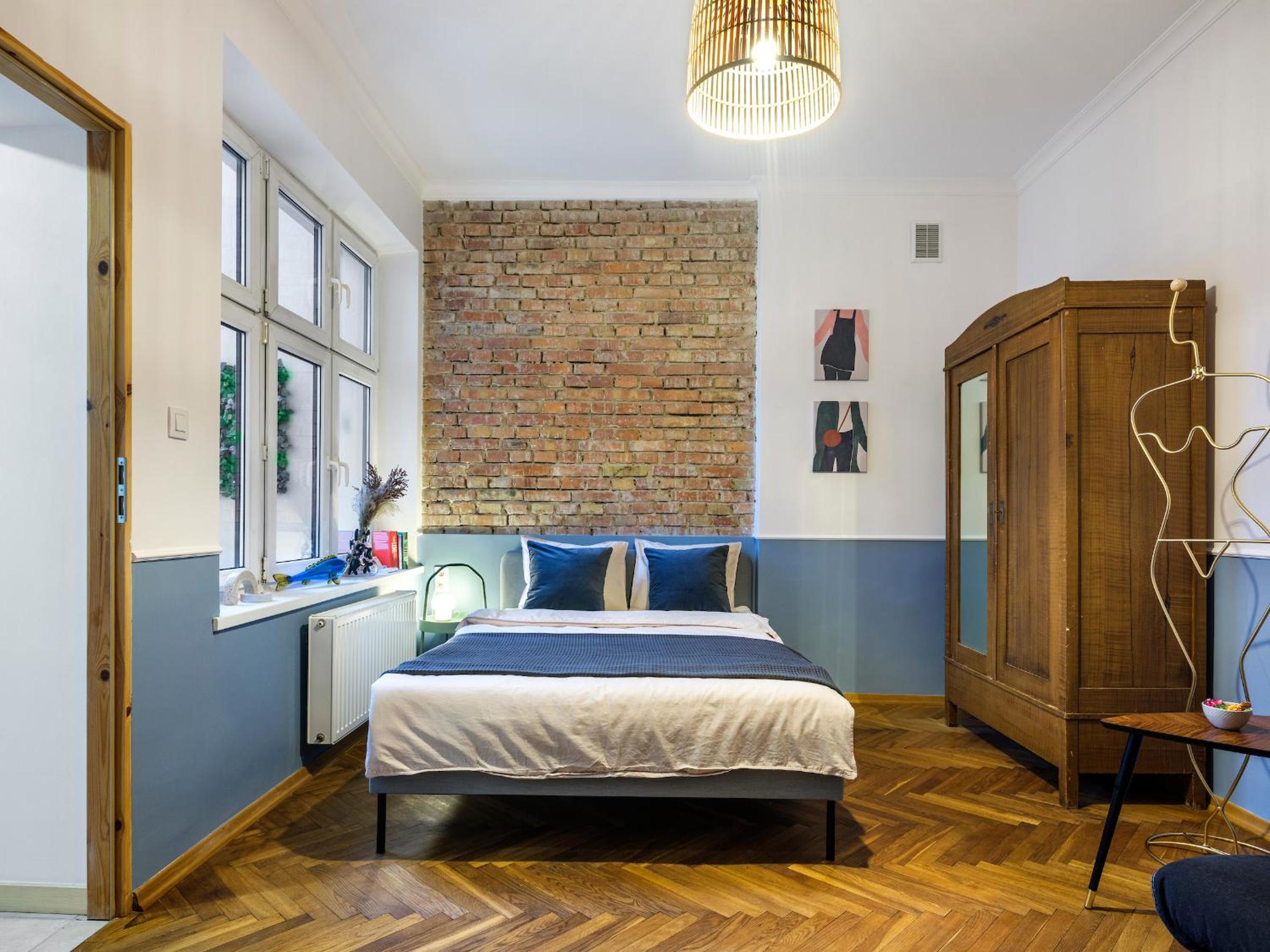 Silent blue apartment / Kochanowskigo St view 2