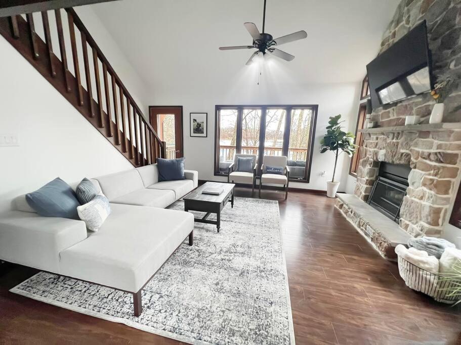 Highland House: Lakefront, Hot Tub, Views, Private