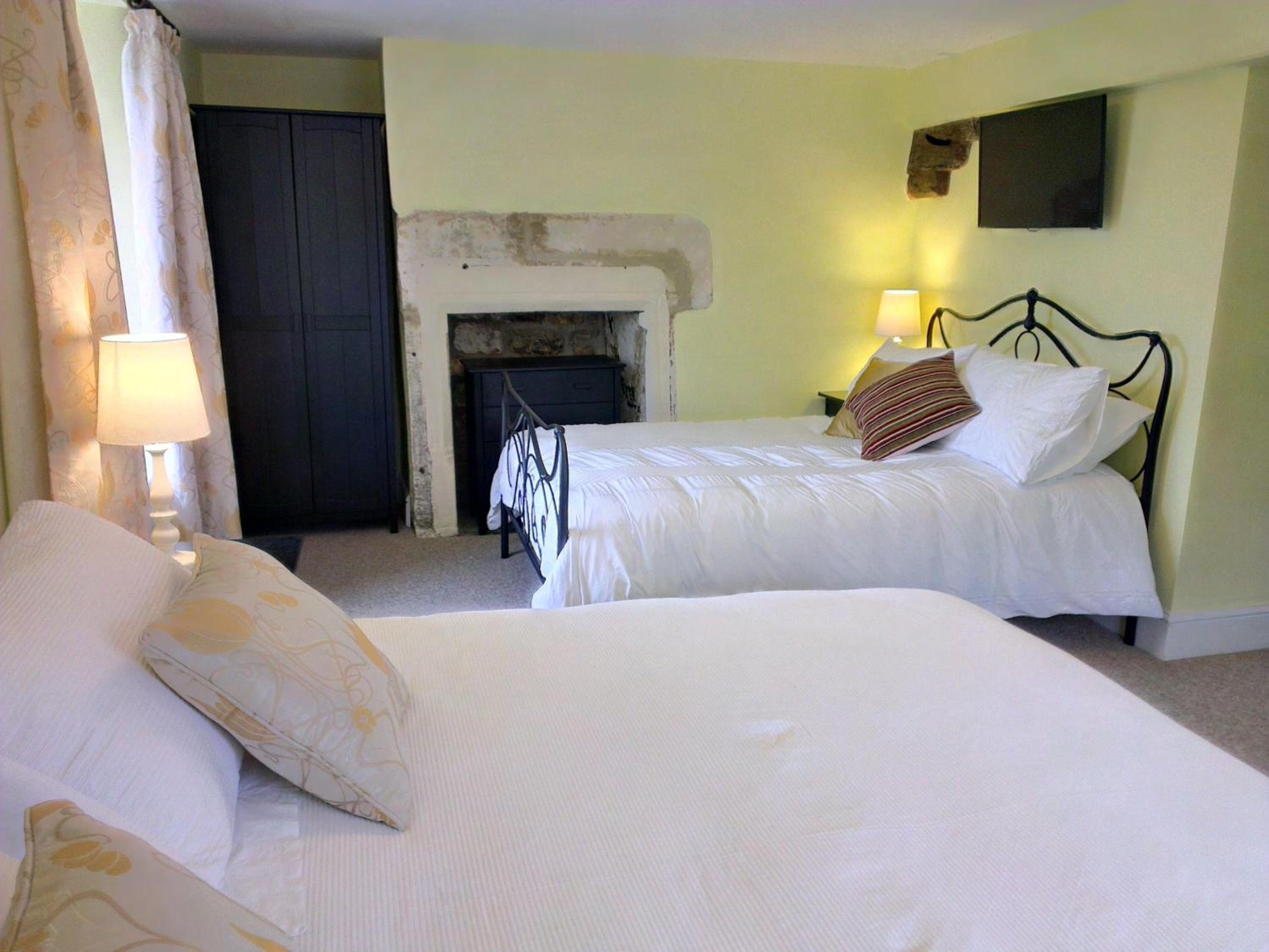 Stroud Vacations - Cotswolds Valleys Accommodation - Medieval Hall - Exclusive use character three bedroom holiday apartment - Property Image 22