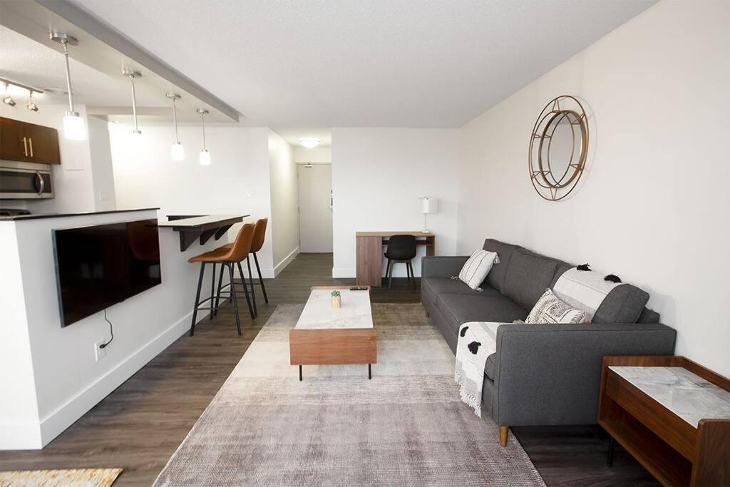 21st Floor Two bedroom downtown unit FREE parking view 3