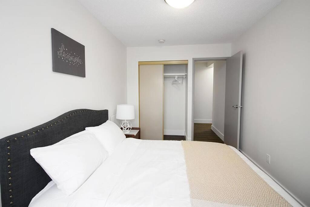 21st Floor Two bedroom downtown unit FREE parking view 4