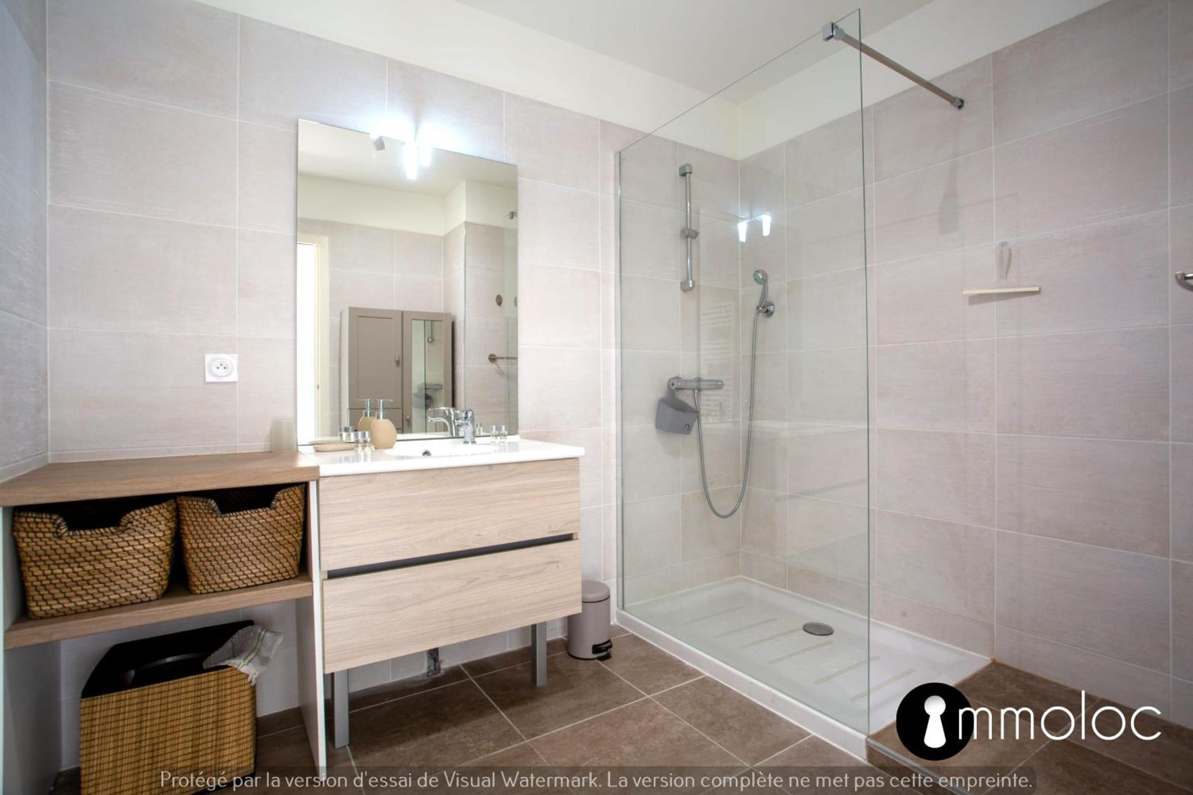 Apartment with swimming pool and garage in a standing residence photo 4