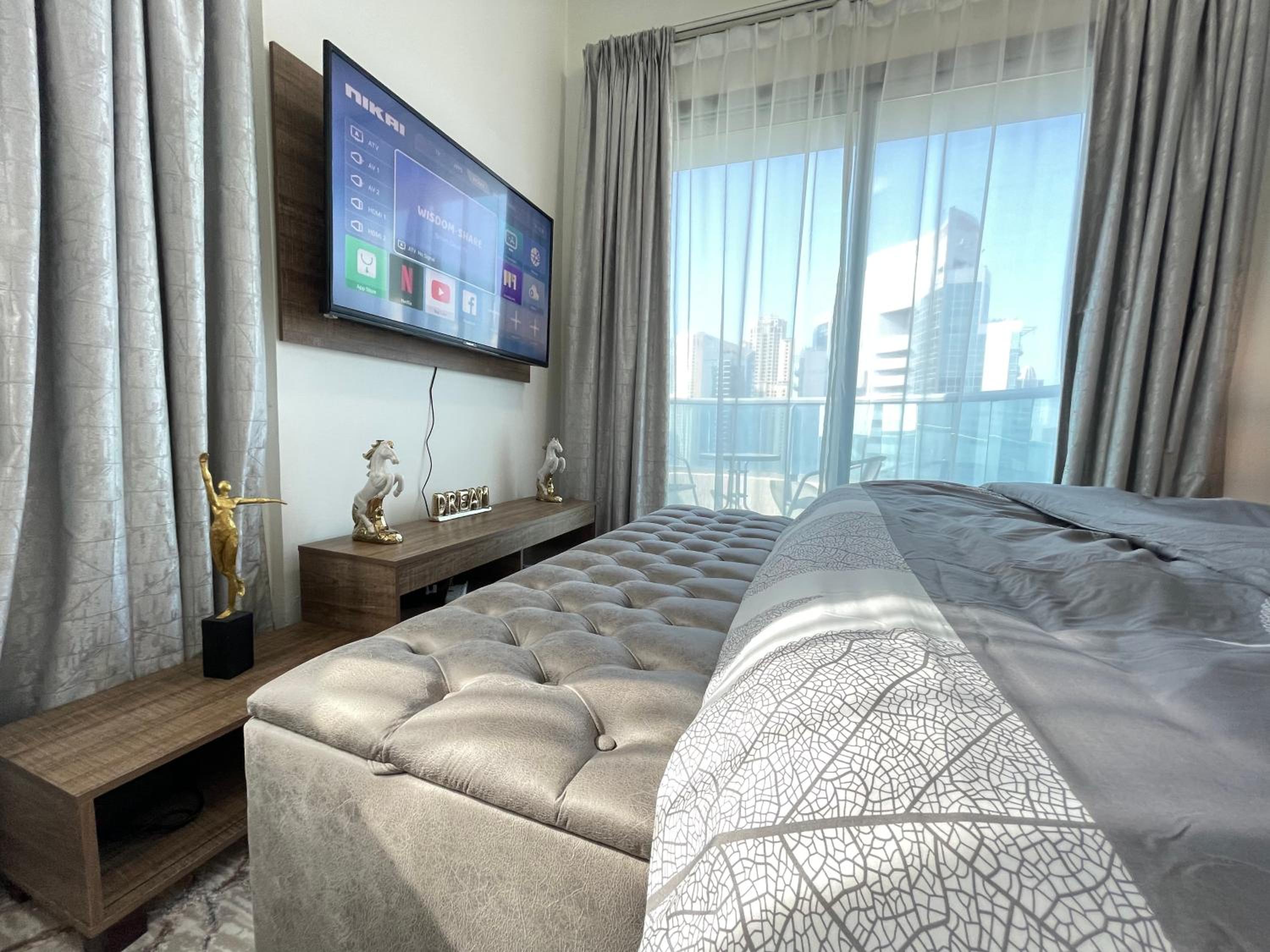 Luxury Room with Marina view close to JBR Beach and Metro with Shared Kitchen