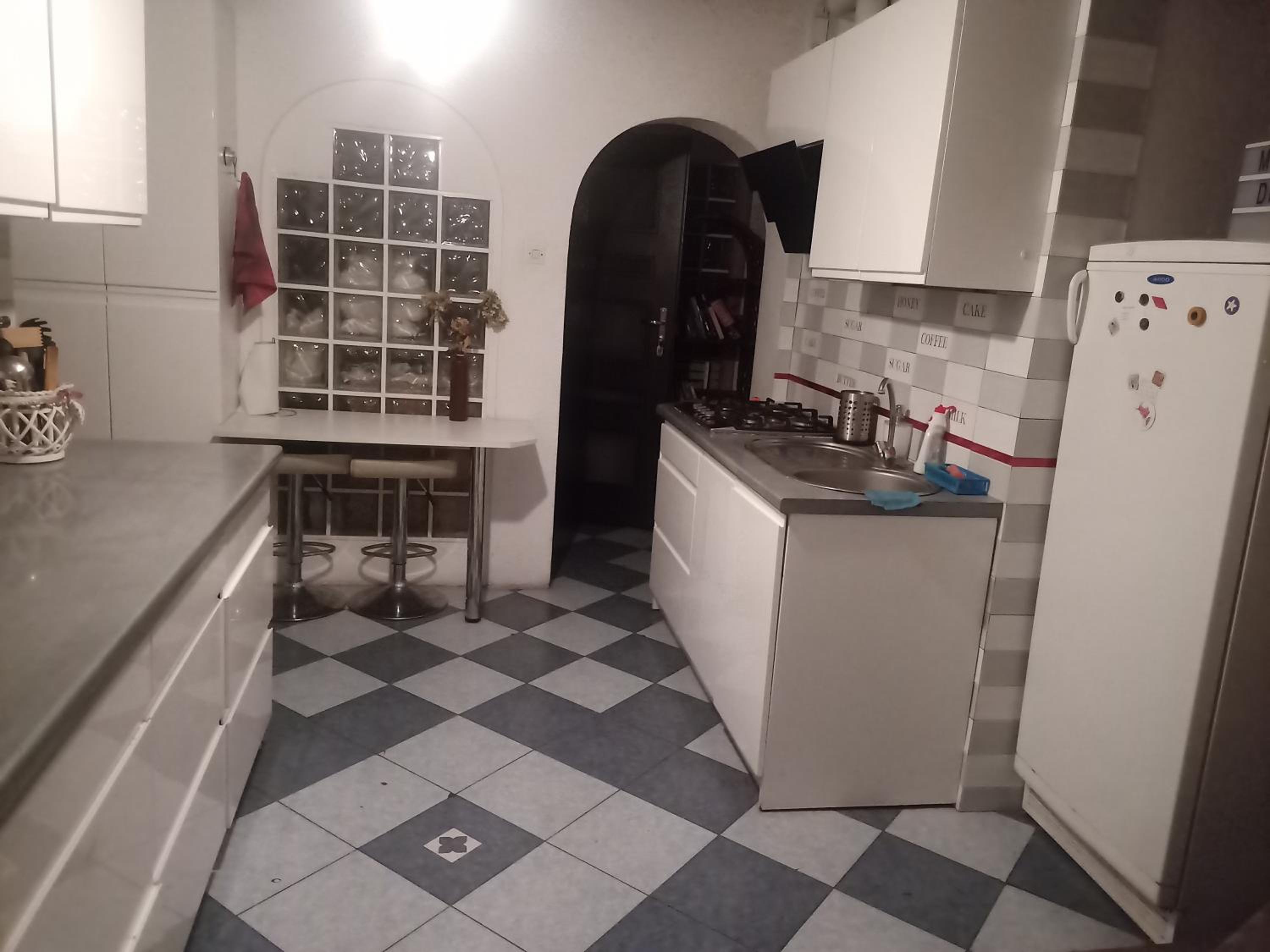 Pokój w domu z dużym ogrodem