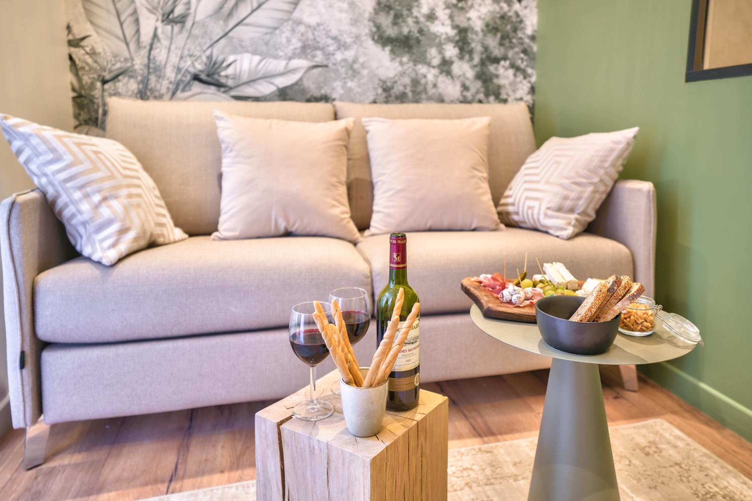 NEW Eiffel Tour ! Splendid Apartments in the Heart of Paris