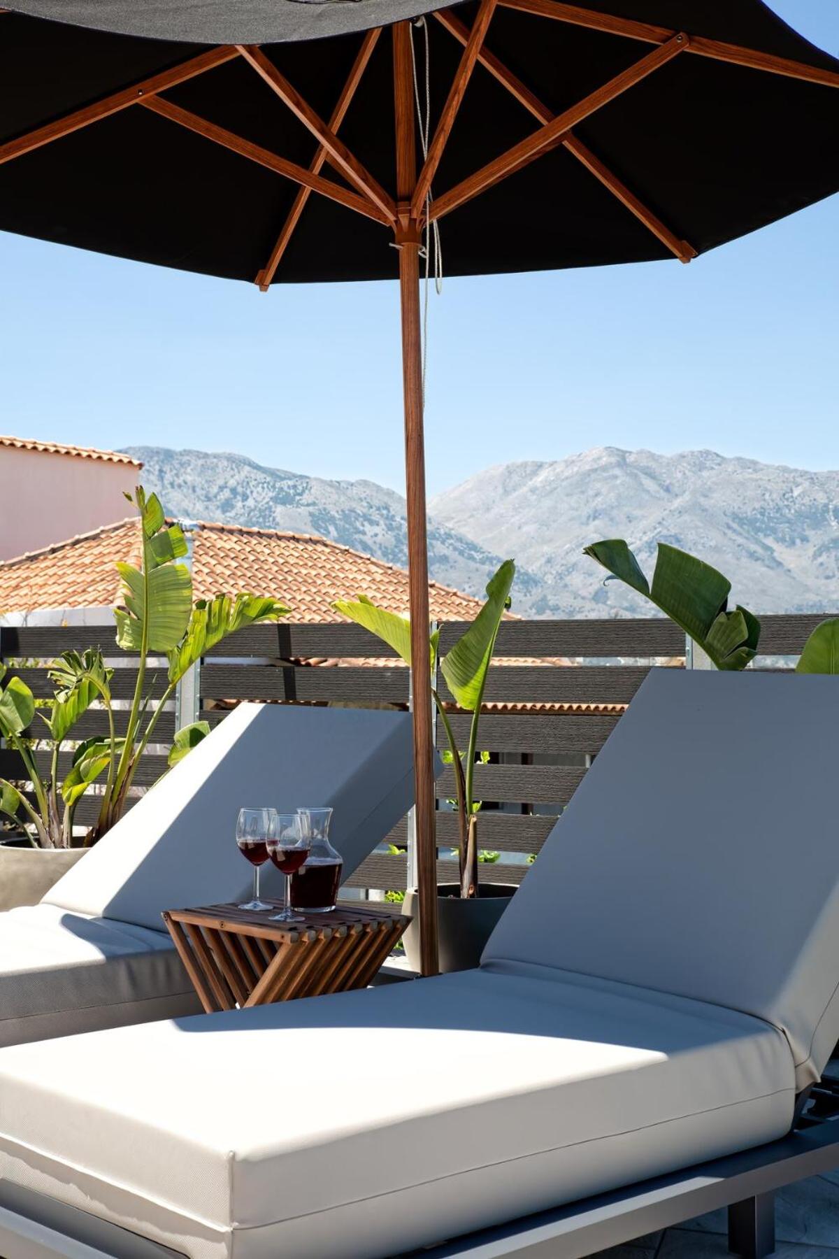 Elegant Roof Deck House with Jacuzzi view 2