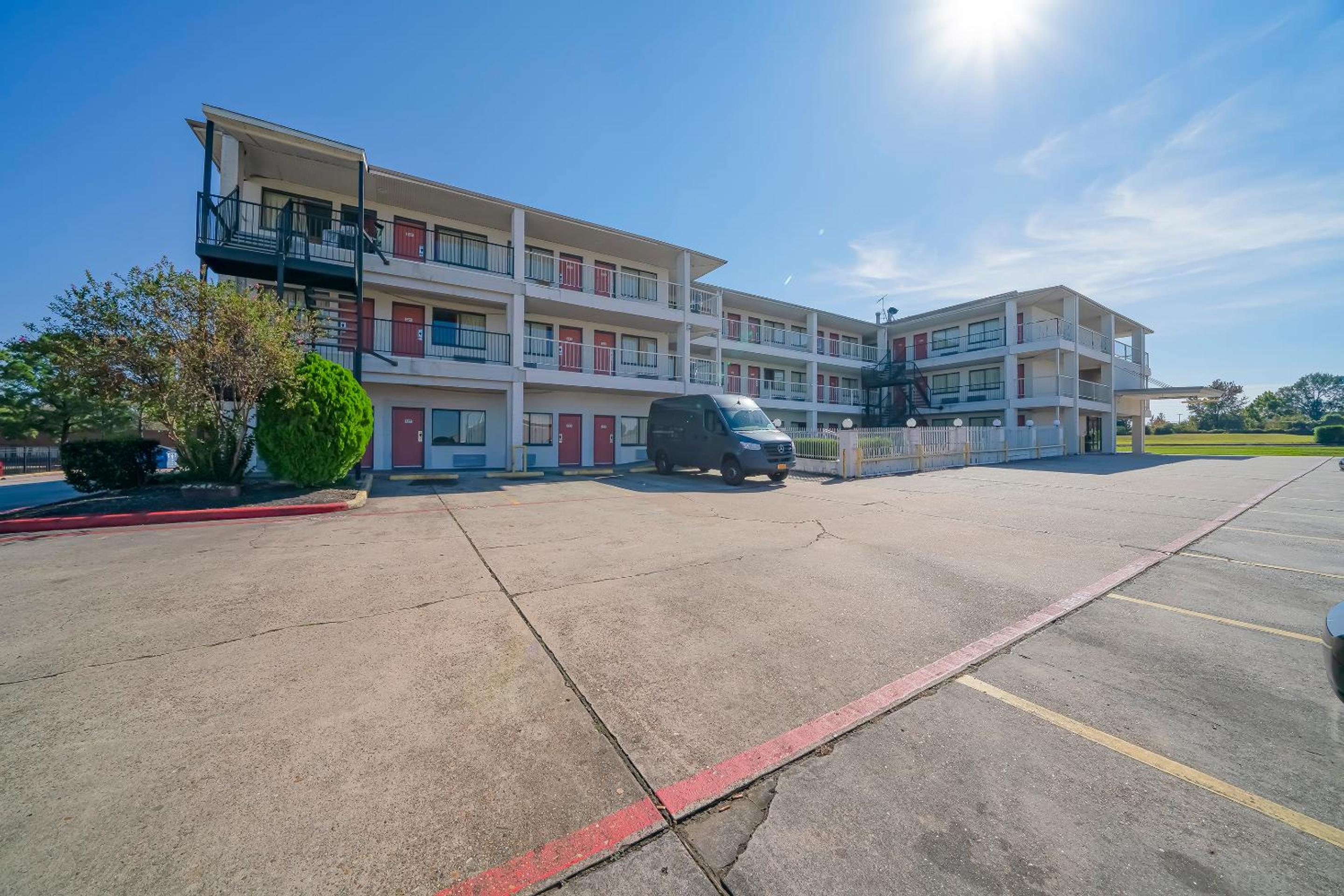 OYO Hotel Houston Humble IAH Airport HWY 59 - Property Image 1