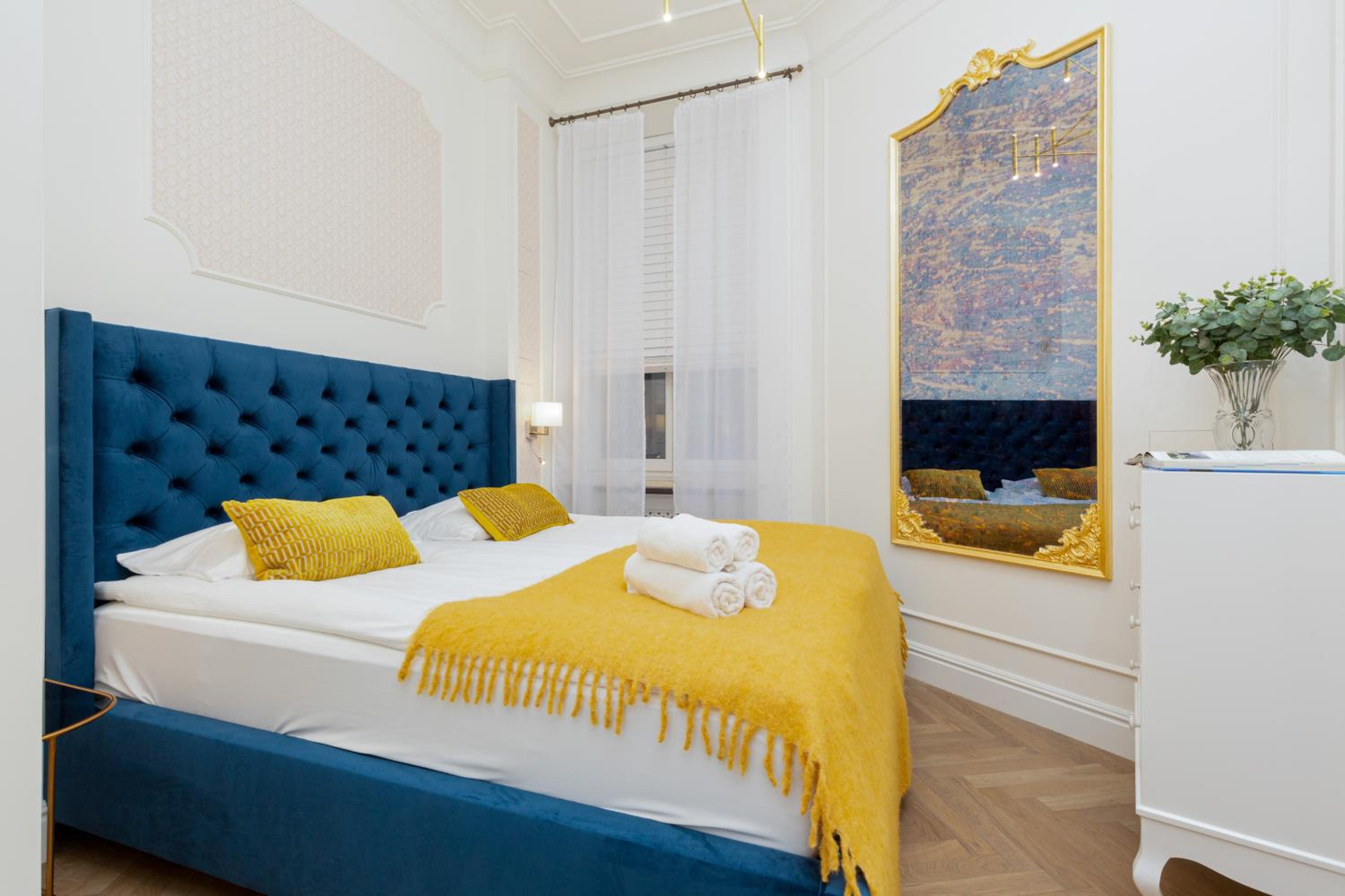 Royal Apartment Kopernika by Renters Prestige view 3