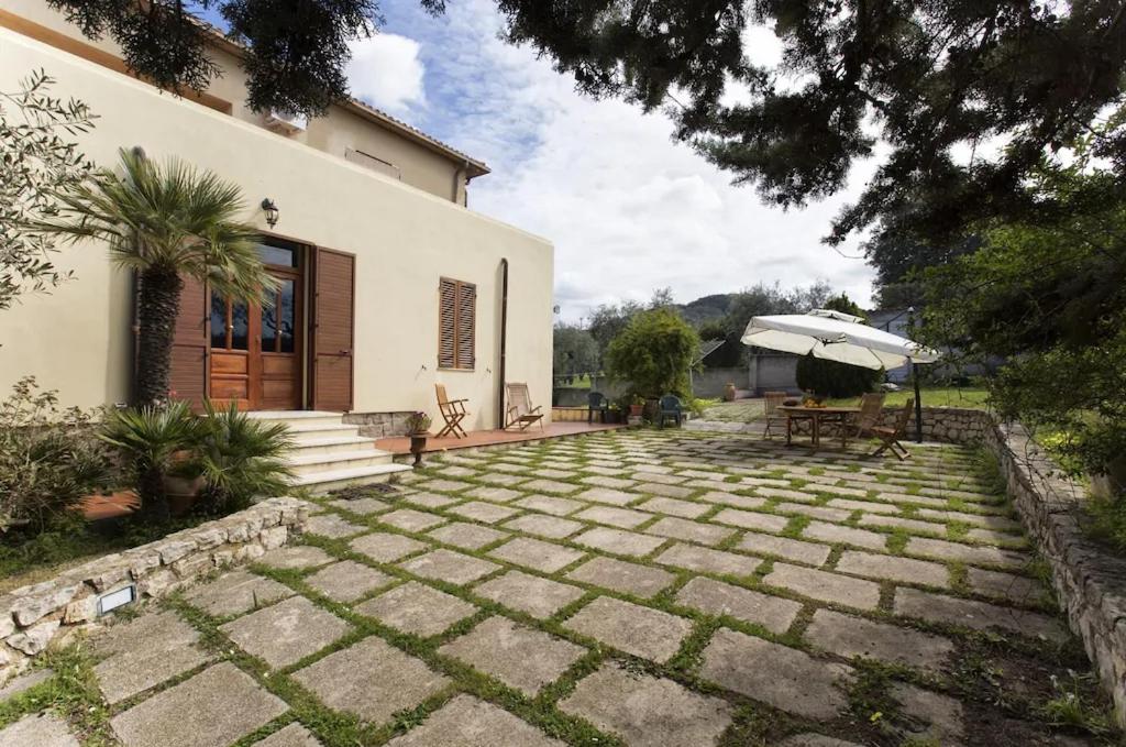 Alghero villa Duchessa per 8 persone vista mare immersa nel verde con giardino