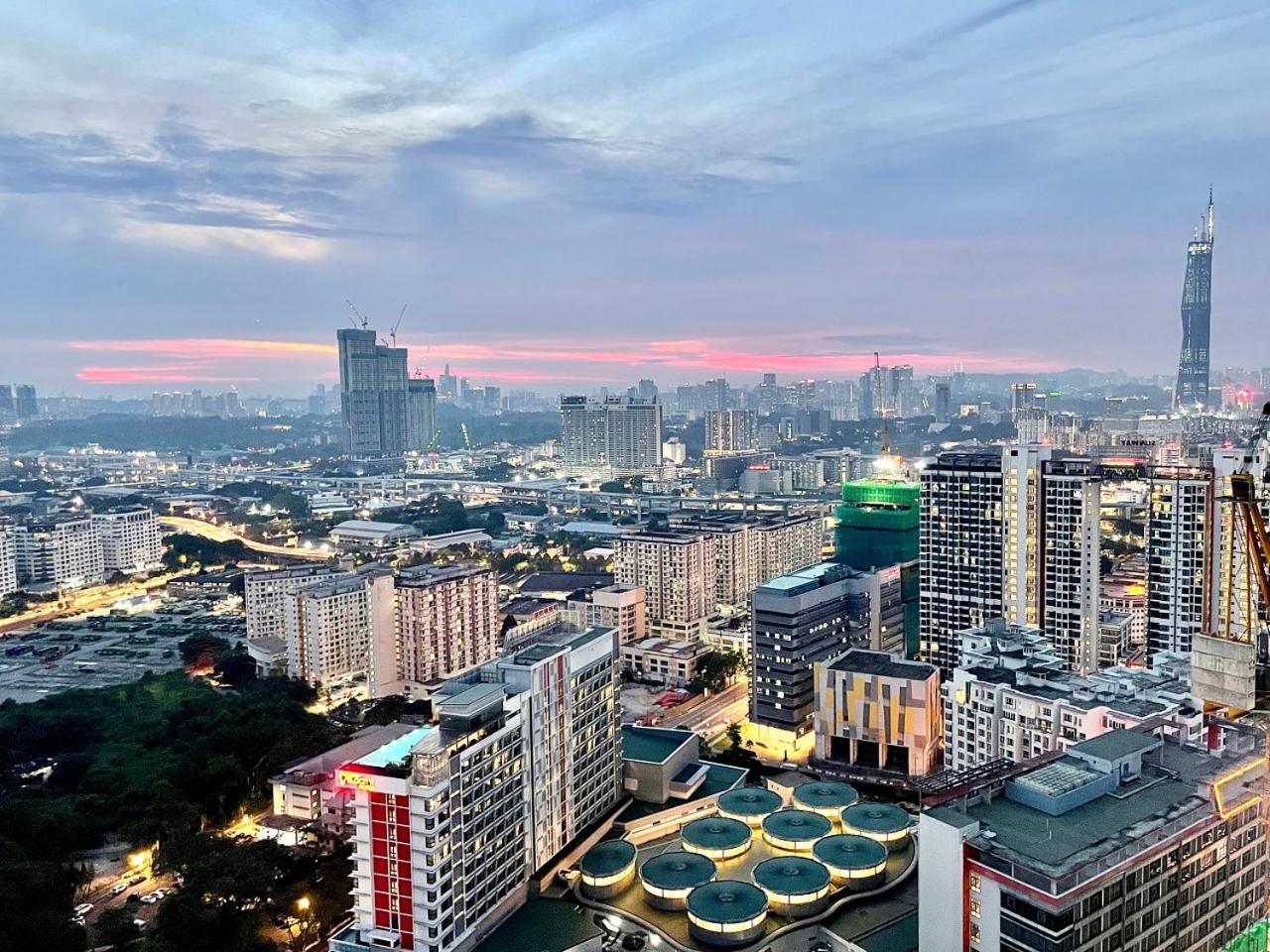 UNA Serviced Apartment by Moka