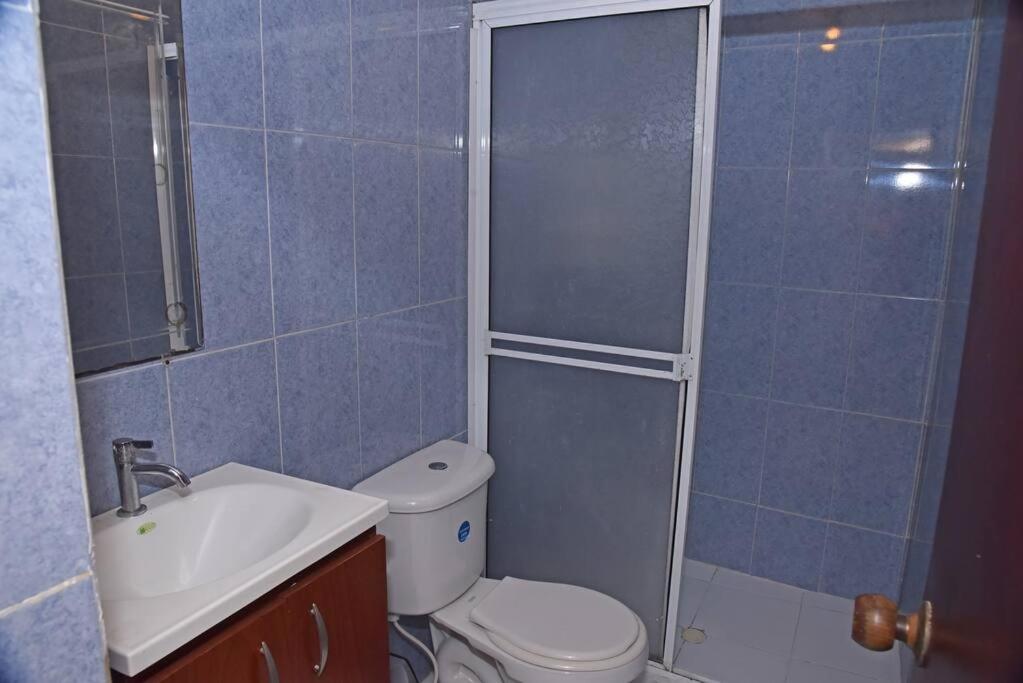 Cozy 1BR APT walking distance to Airport/Beach