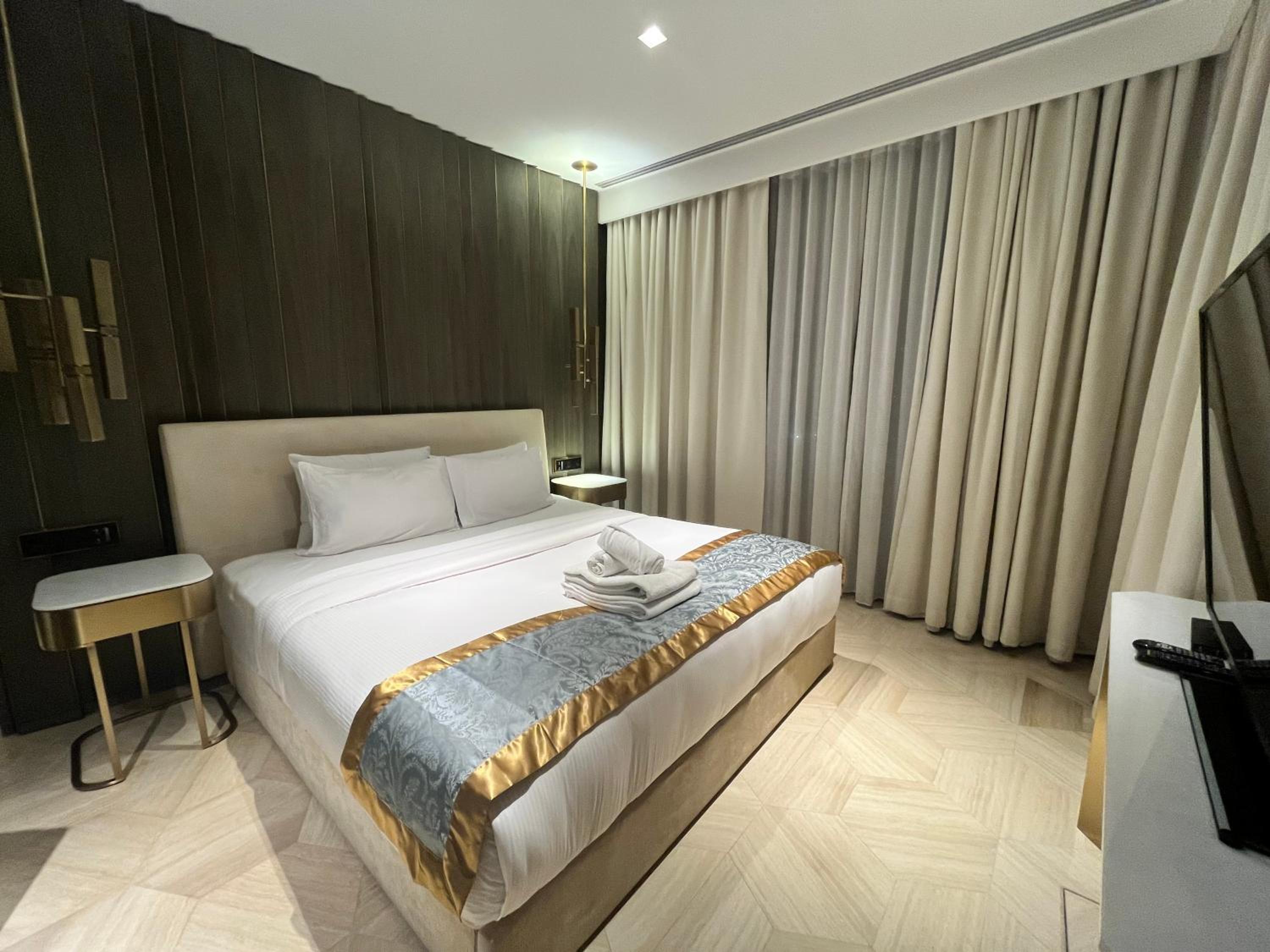 ModernLux - FIVE Palm Resort 2 Bedrooms plus Maids and Private Jacuzzi