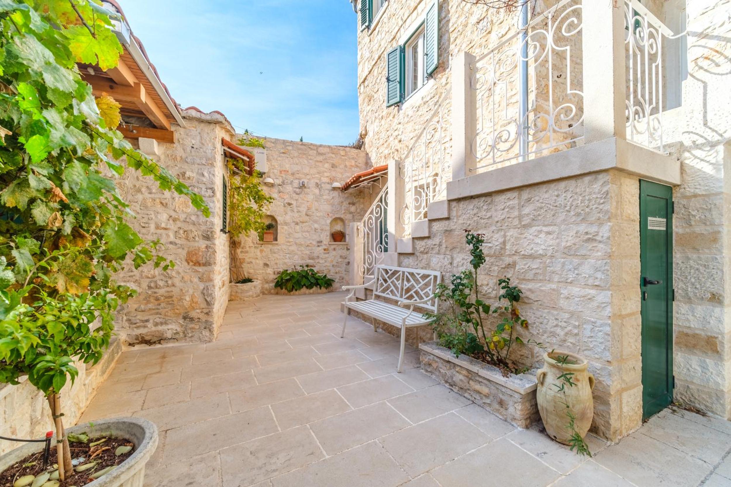 Villa Opera Garden view 4