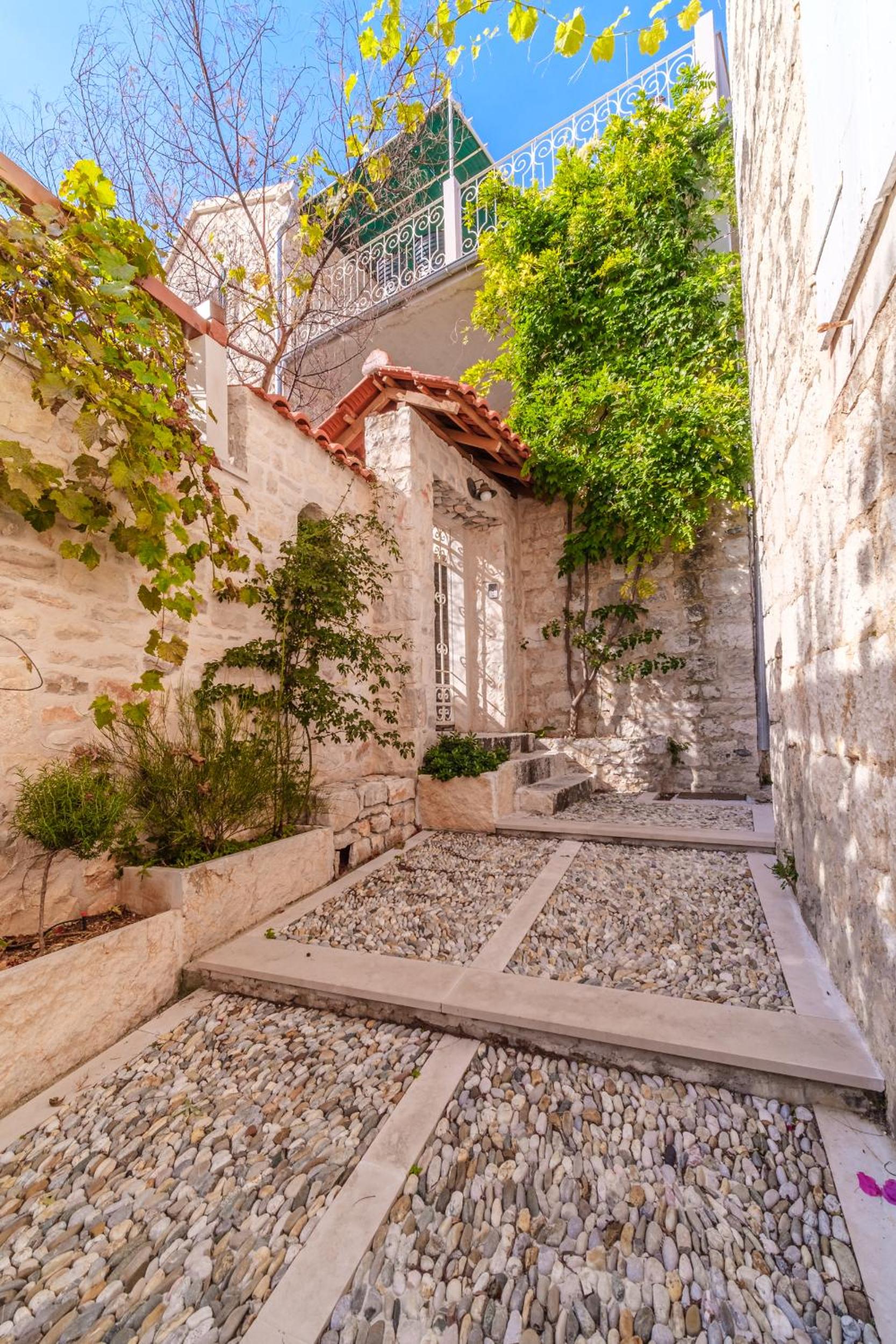 Villa Opera Garden view 5