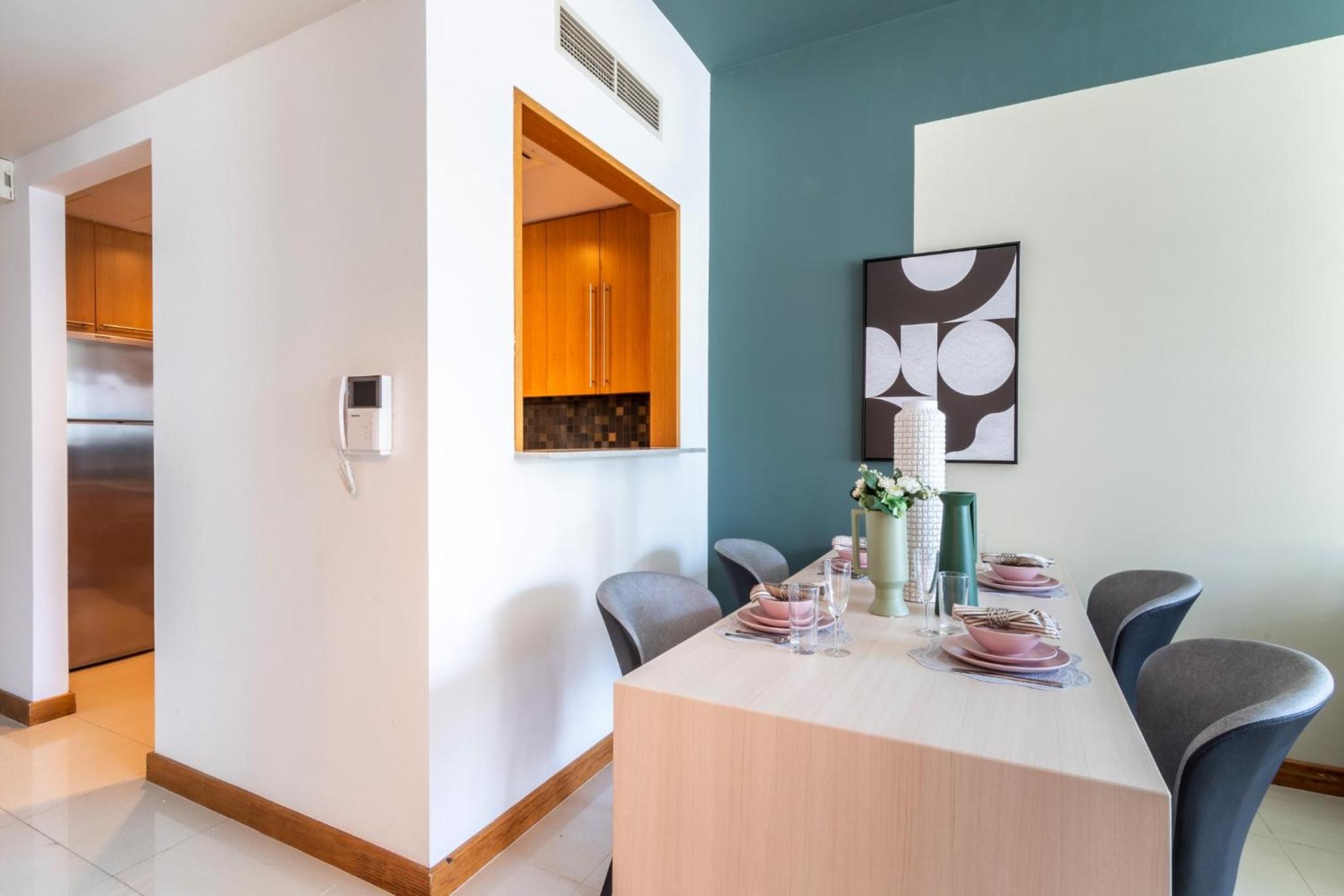 The Smart Concierge - Iris Blue