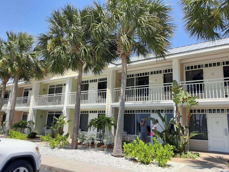 Beautiful one bedroom resort-style studio with pool and beach access view 4