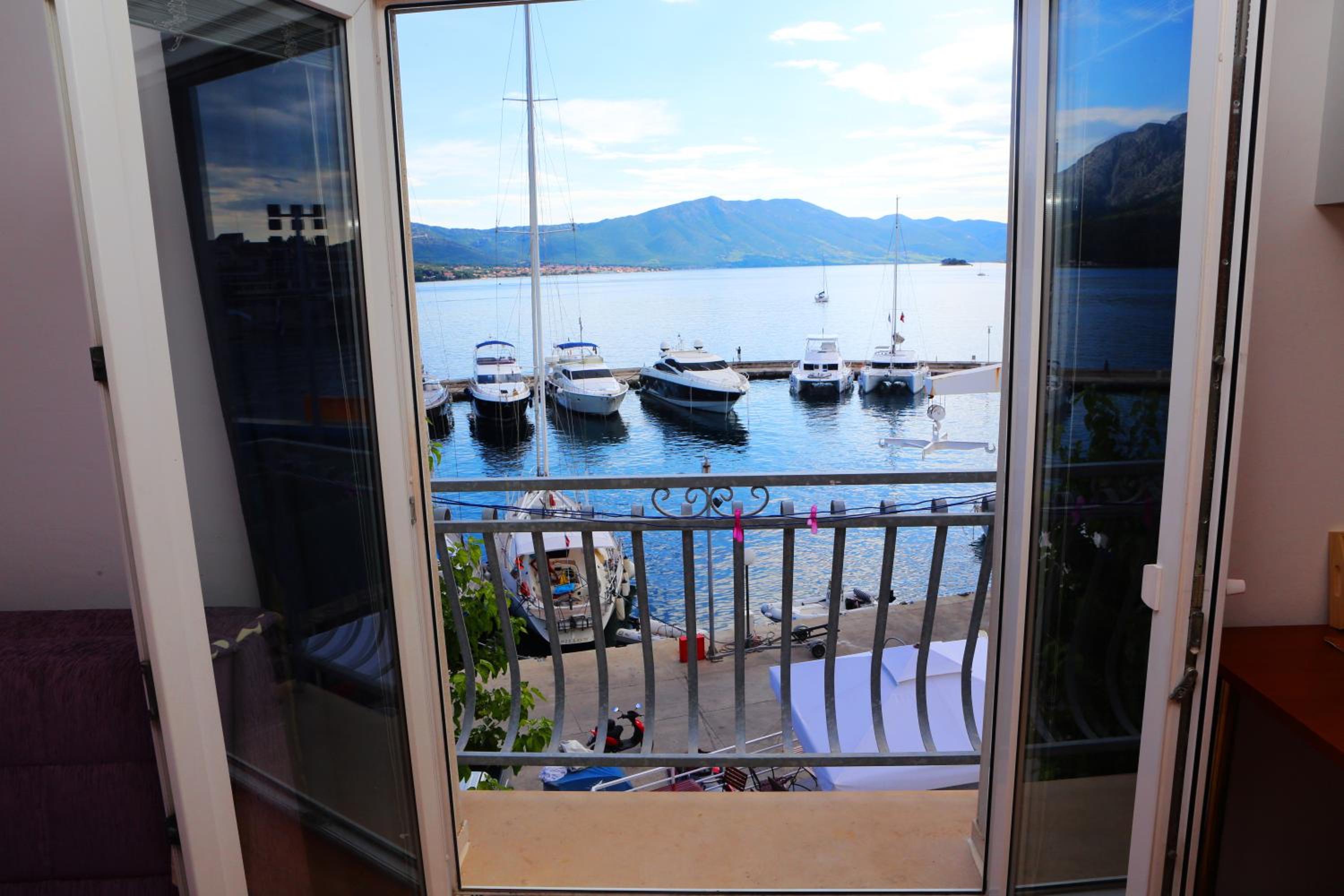 Apartments and Rooms Denoble view 3