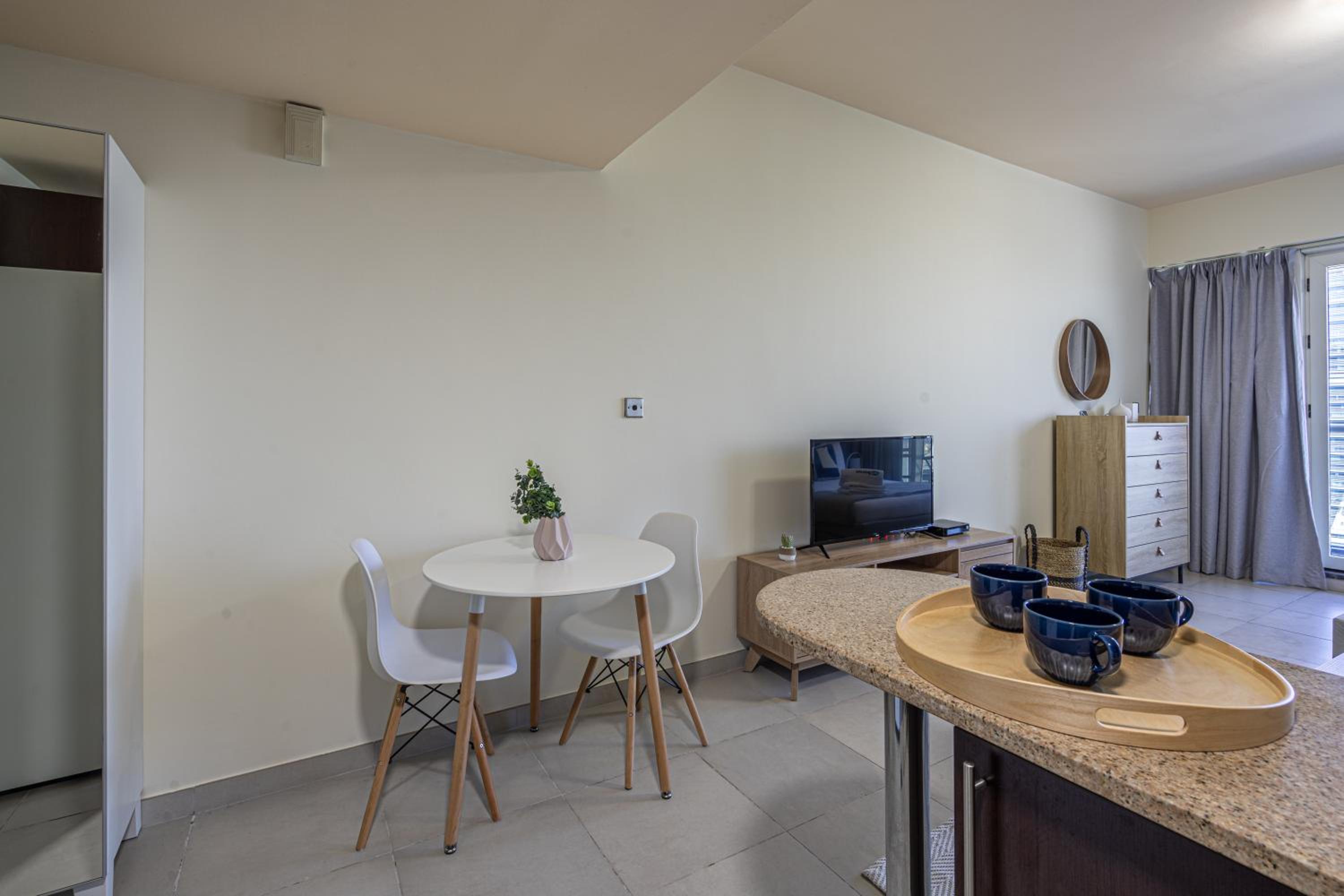 HiGuests - Modern Studio with Incredible City Skyline View