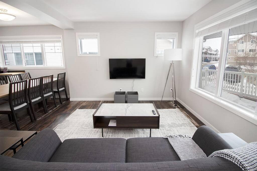 Beautiful South Winnipeg 4 Bdrm 2 Bath Townhouse